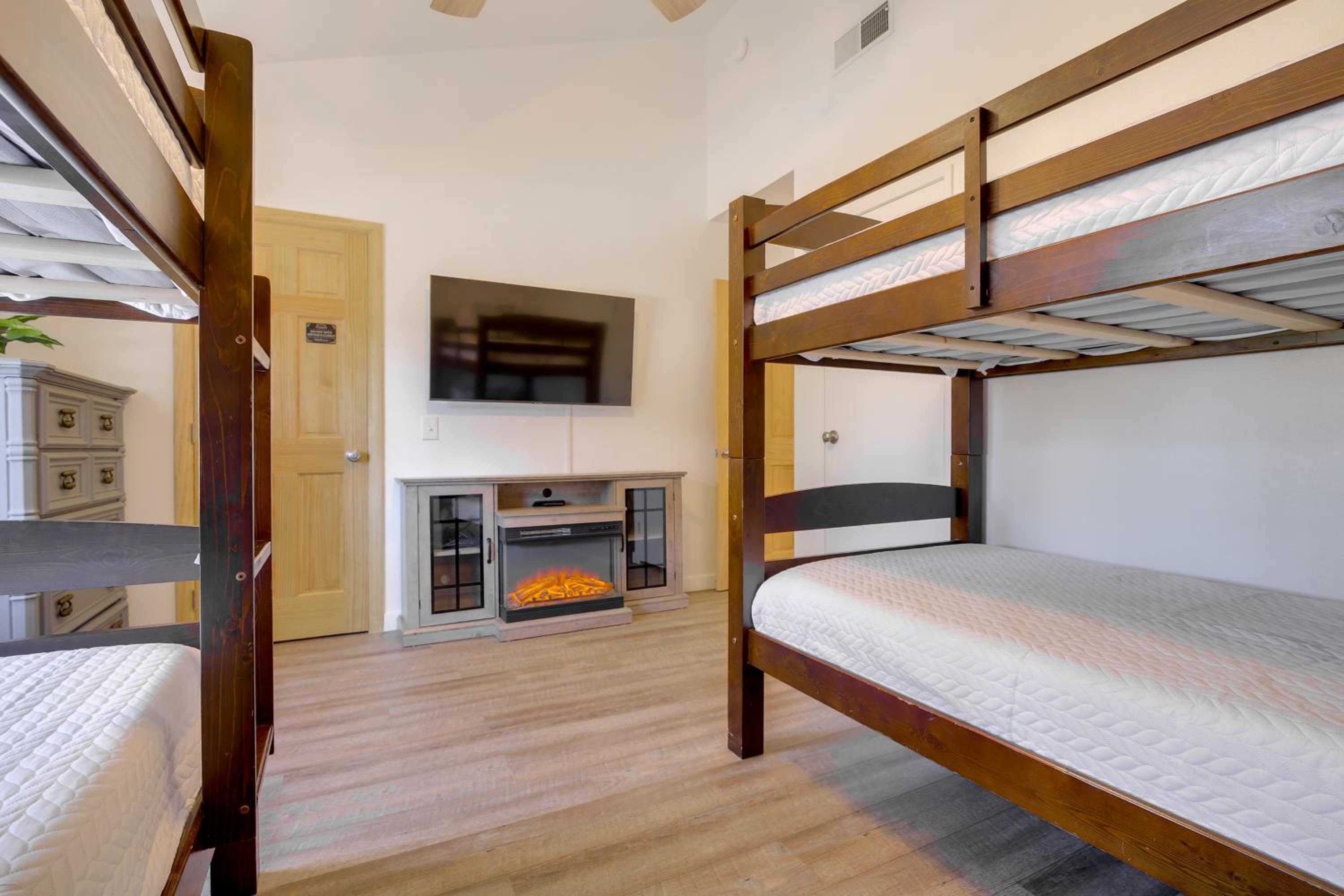 3 Mi to Slopes! Big Bear Mtn Getaway with Hot Tub