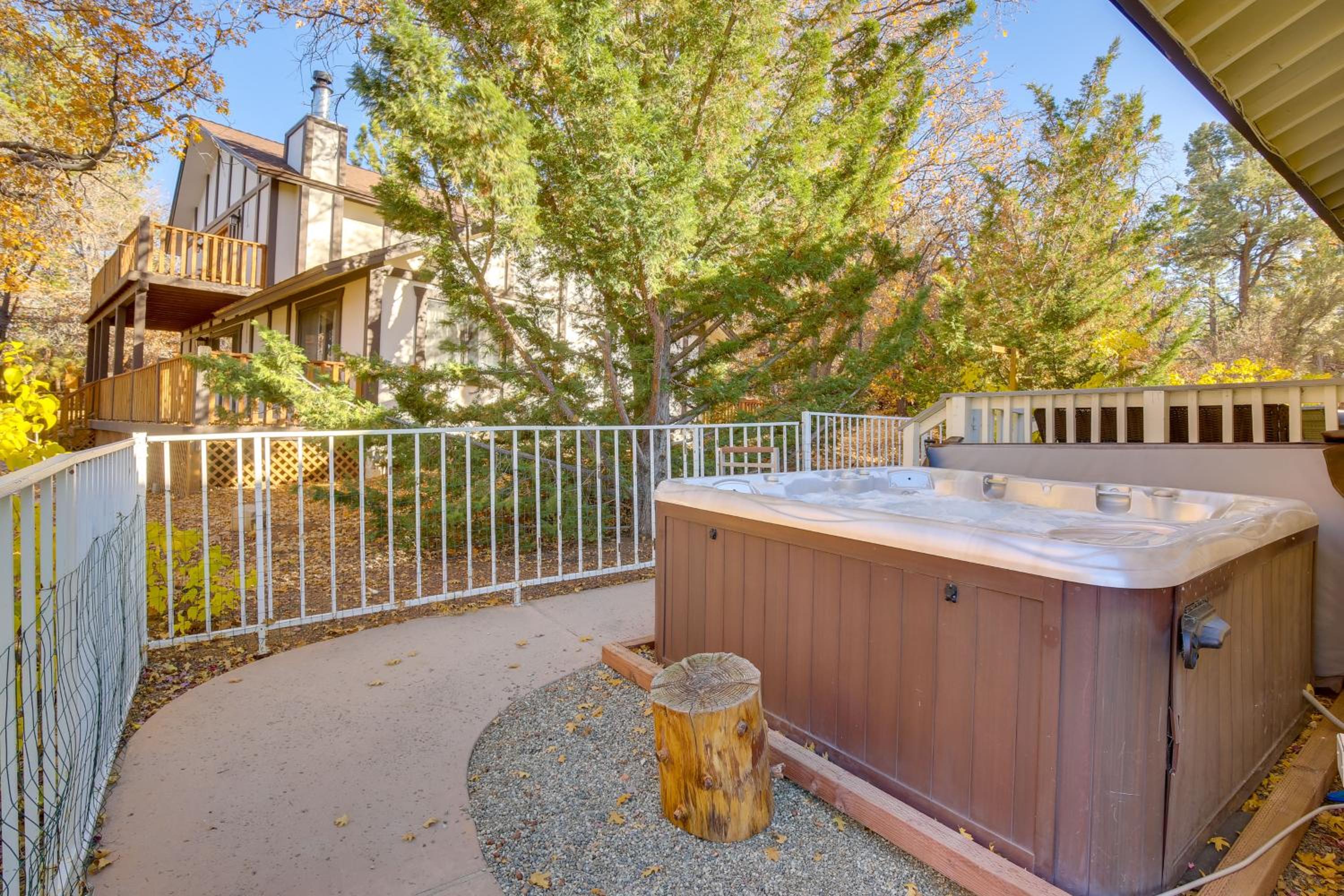 3 Mi to Slopes! Big Bear Mtn Getaway with Hot Tub