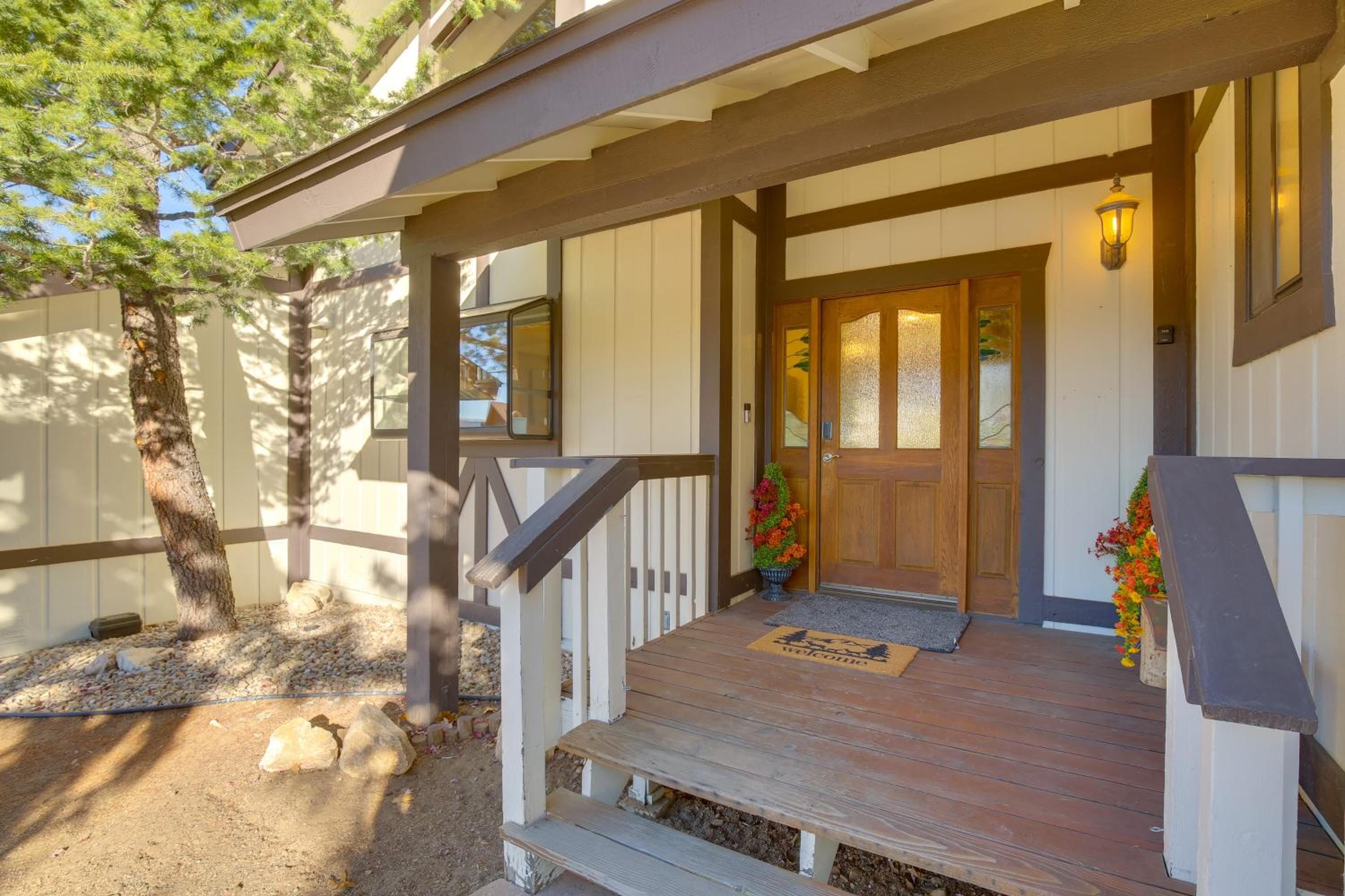 3 Mi to Slopes! Big Bear Mtn Getaway with Hot Tub