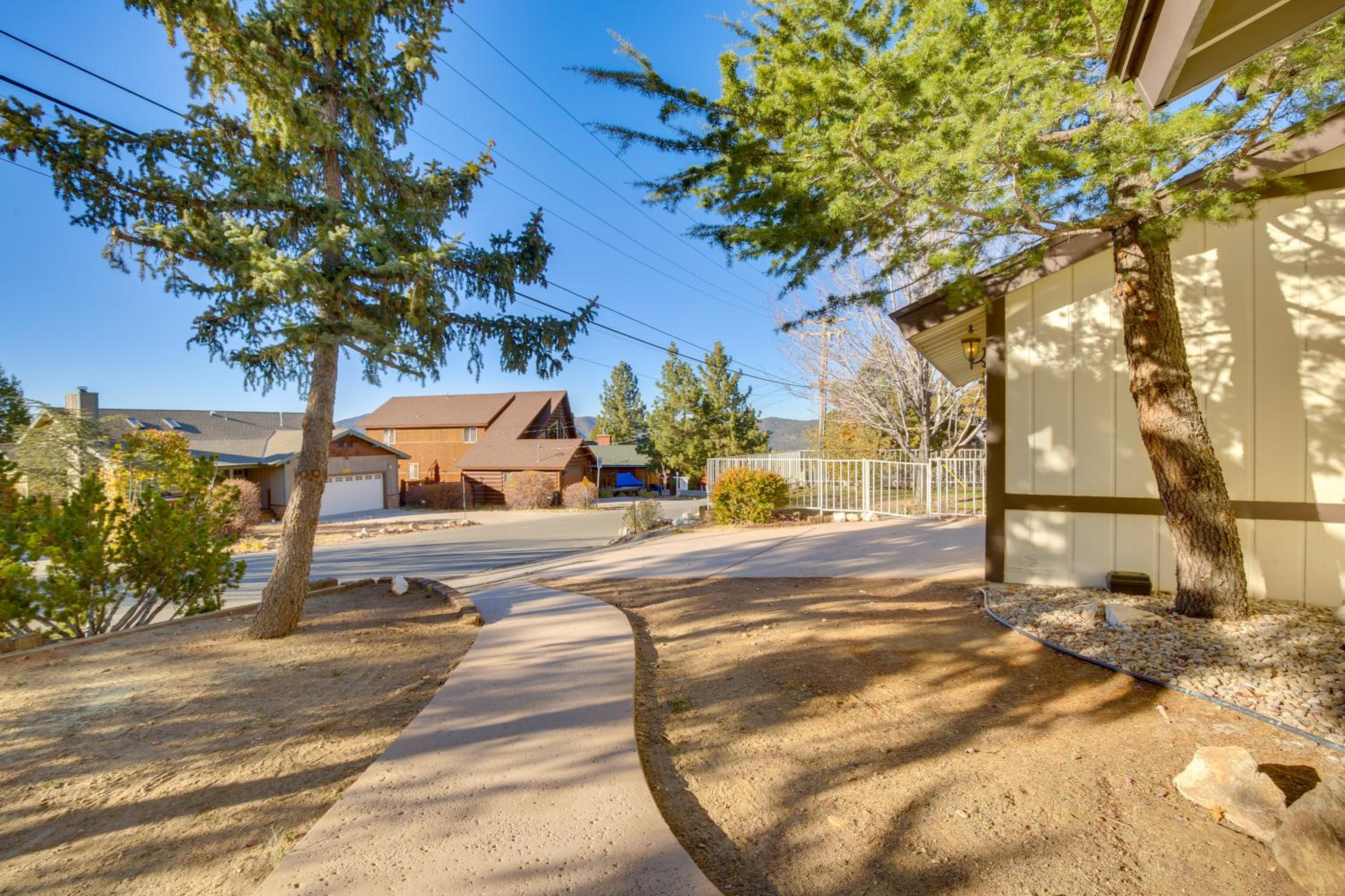 3 Mi to Slopes! Big Bear Mtn Getaway with Hot Tub