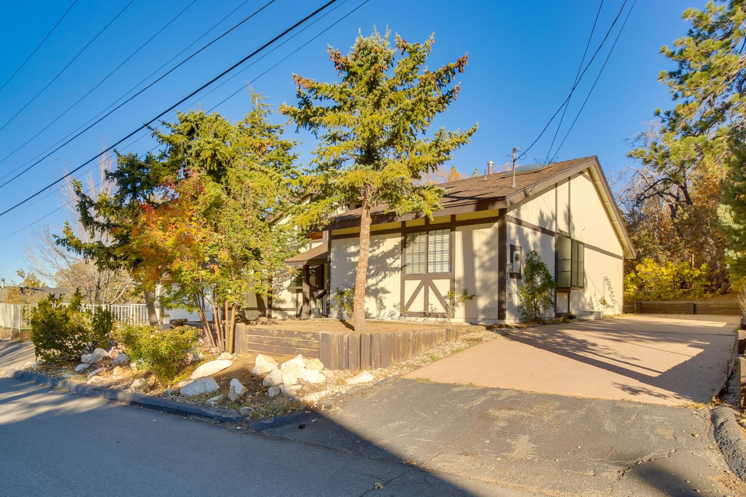 3 Mi to Slopes! Big Bear Mtn Getaway with Hot Tub