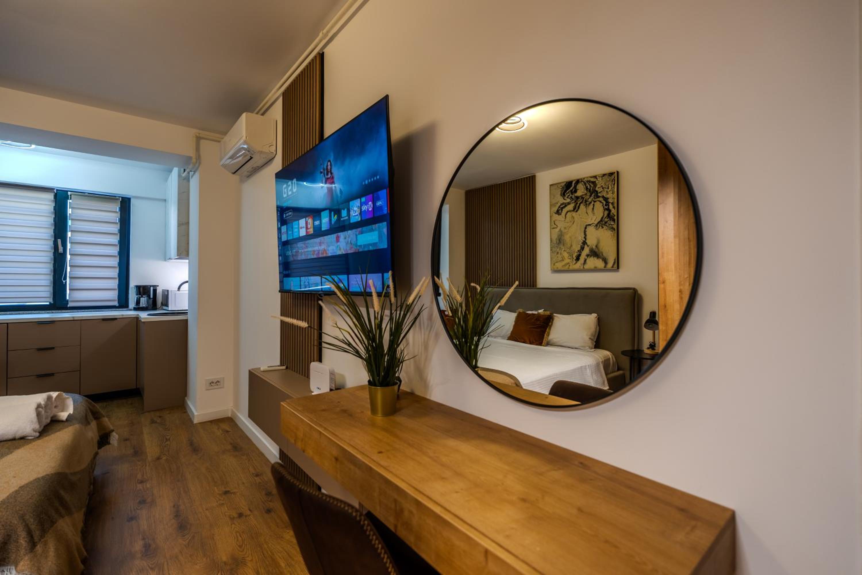 Warm-Toned Studio by Blvd 47B5 - Free Parking
