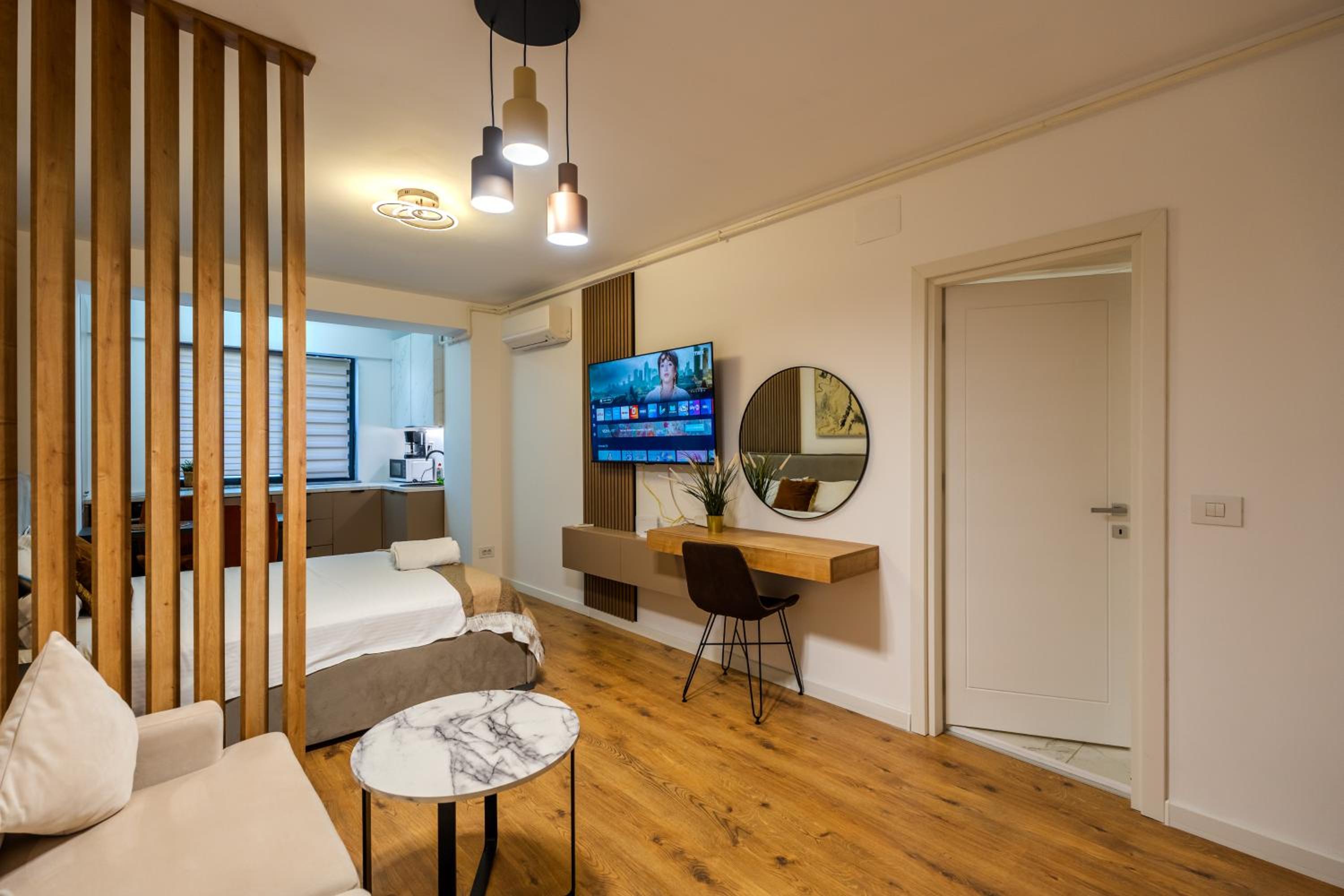 Warm-Toned Studio by Blvd 47B5 - Free Parking