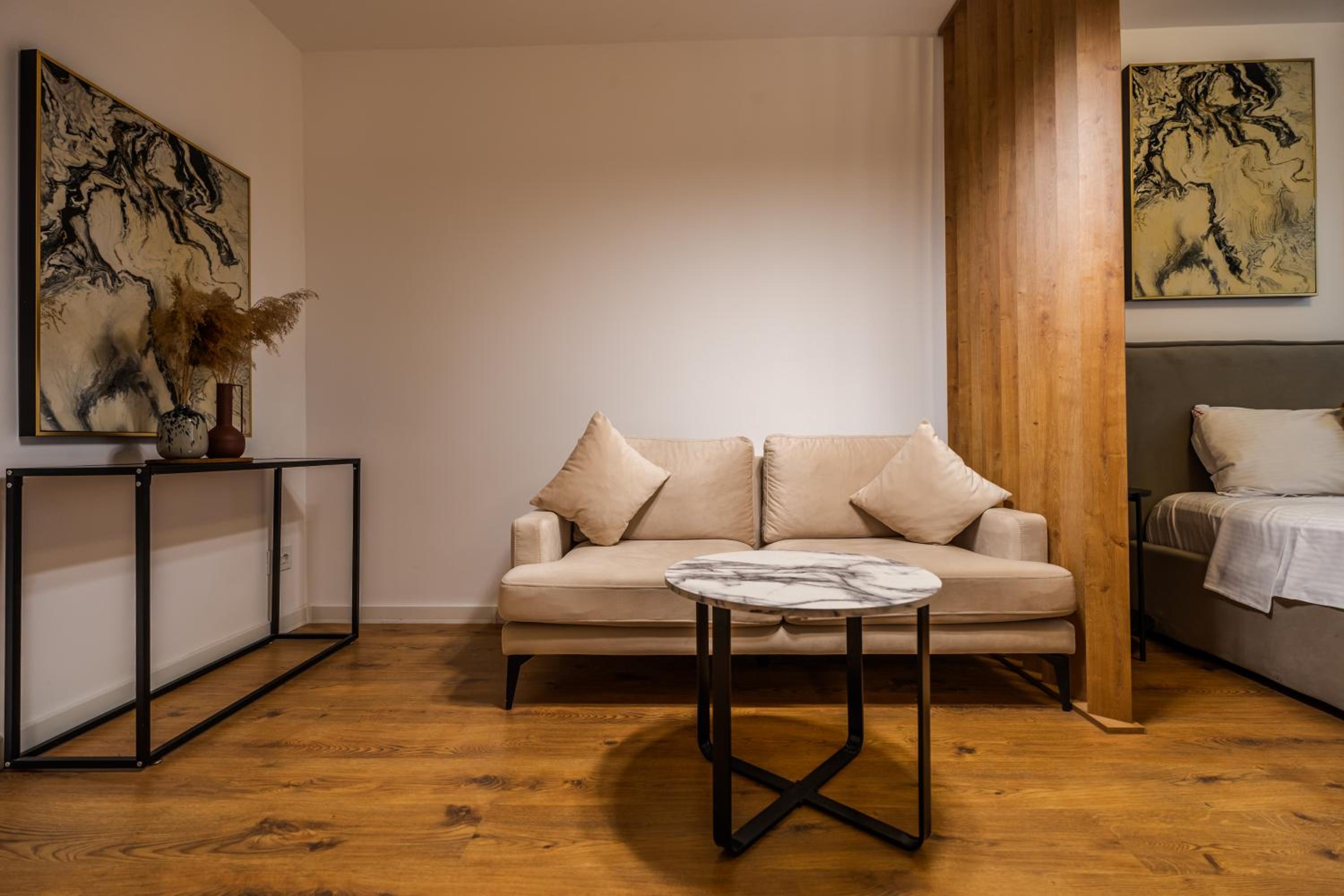 Warm-Toned Studio by Blvd 47B5 - Free Parking