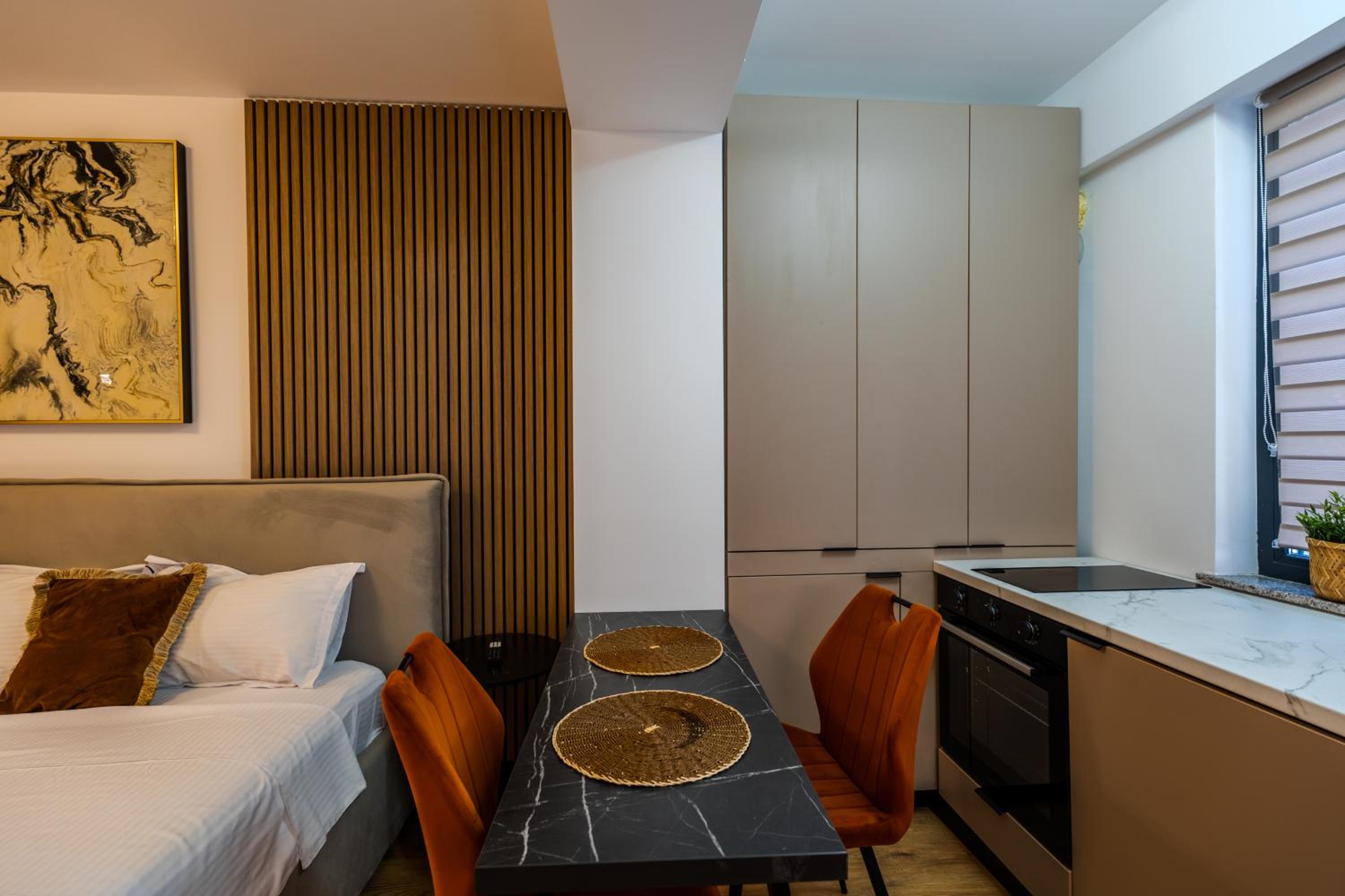 Warm-Toned Studio by Blvd 47B5 - Free Parking