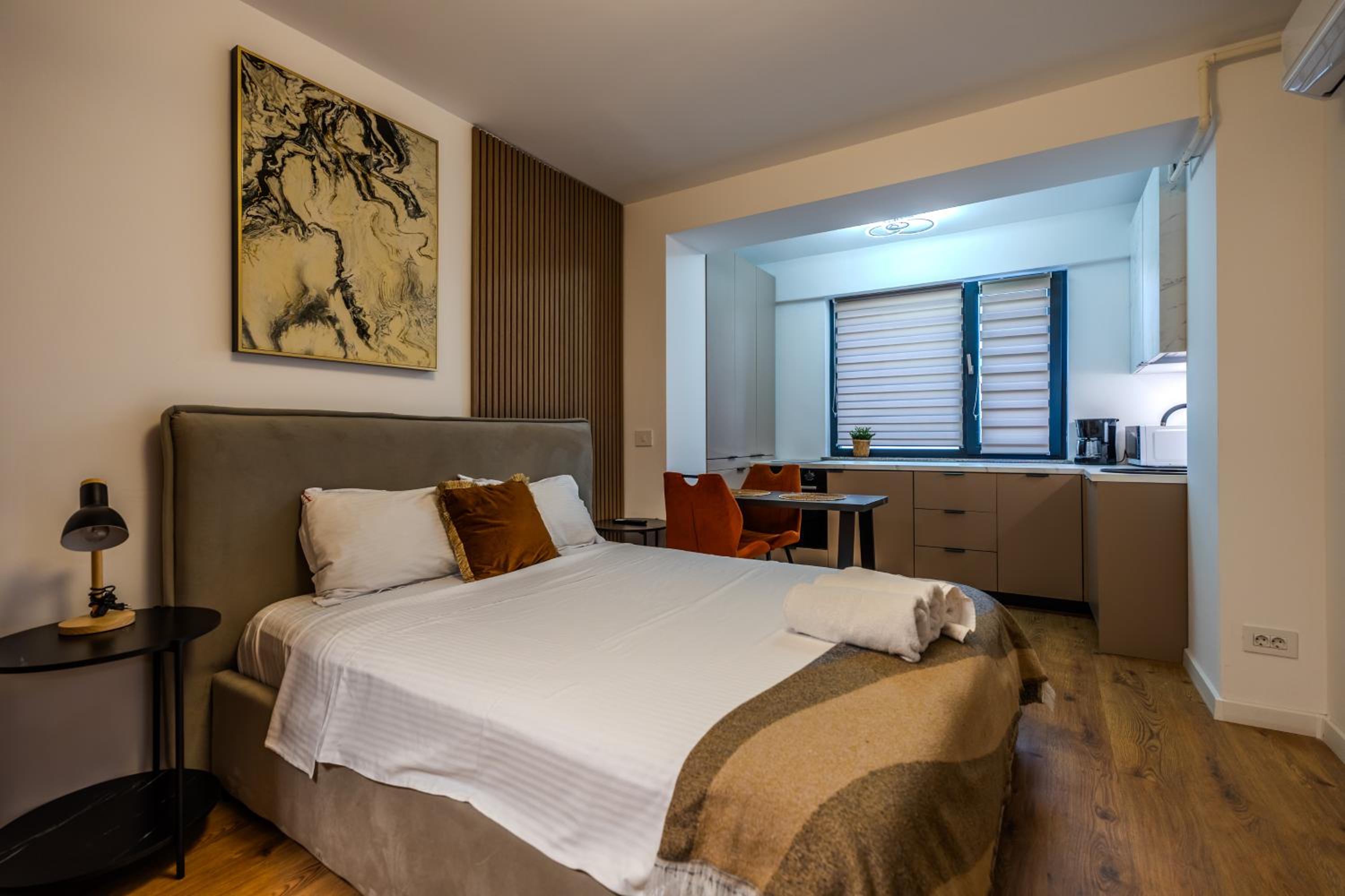 Warm-Toned Studio by Blvd 47B5 - Free Parking