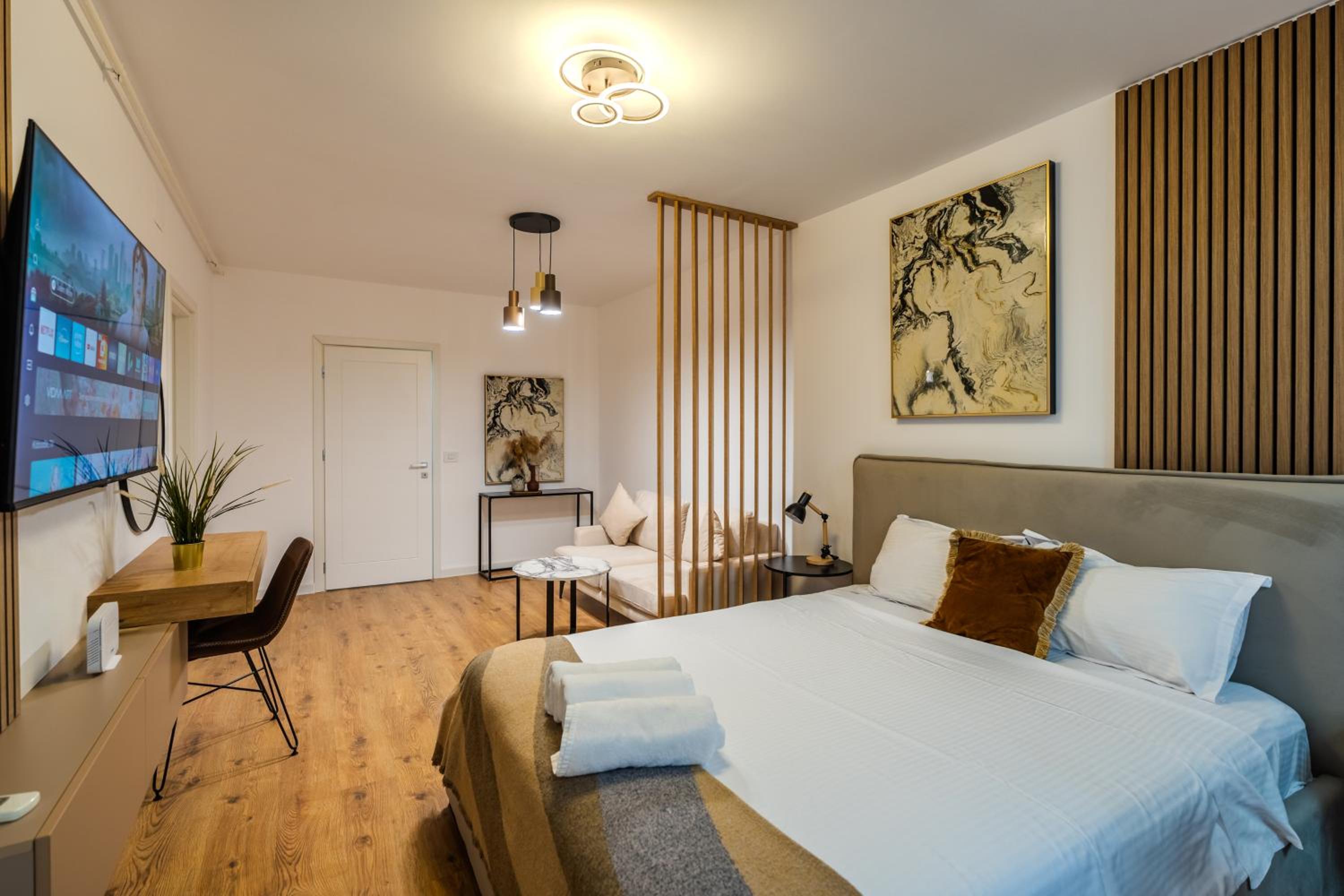 Warm-Toned Studio by Blvd 47B5 - Free Parking