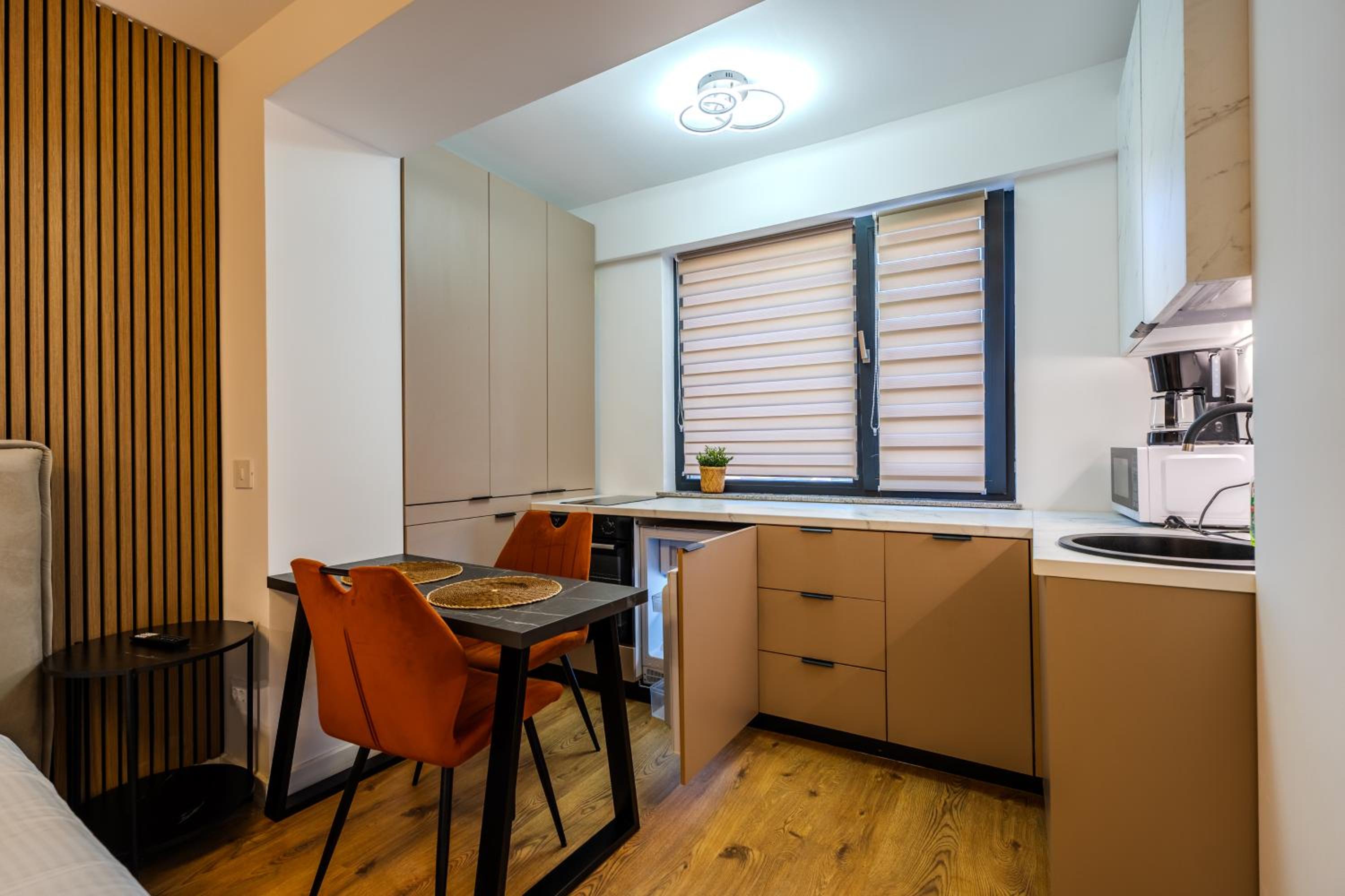 Warm-Toned Studio by Blvd 47B5 - Free Parking