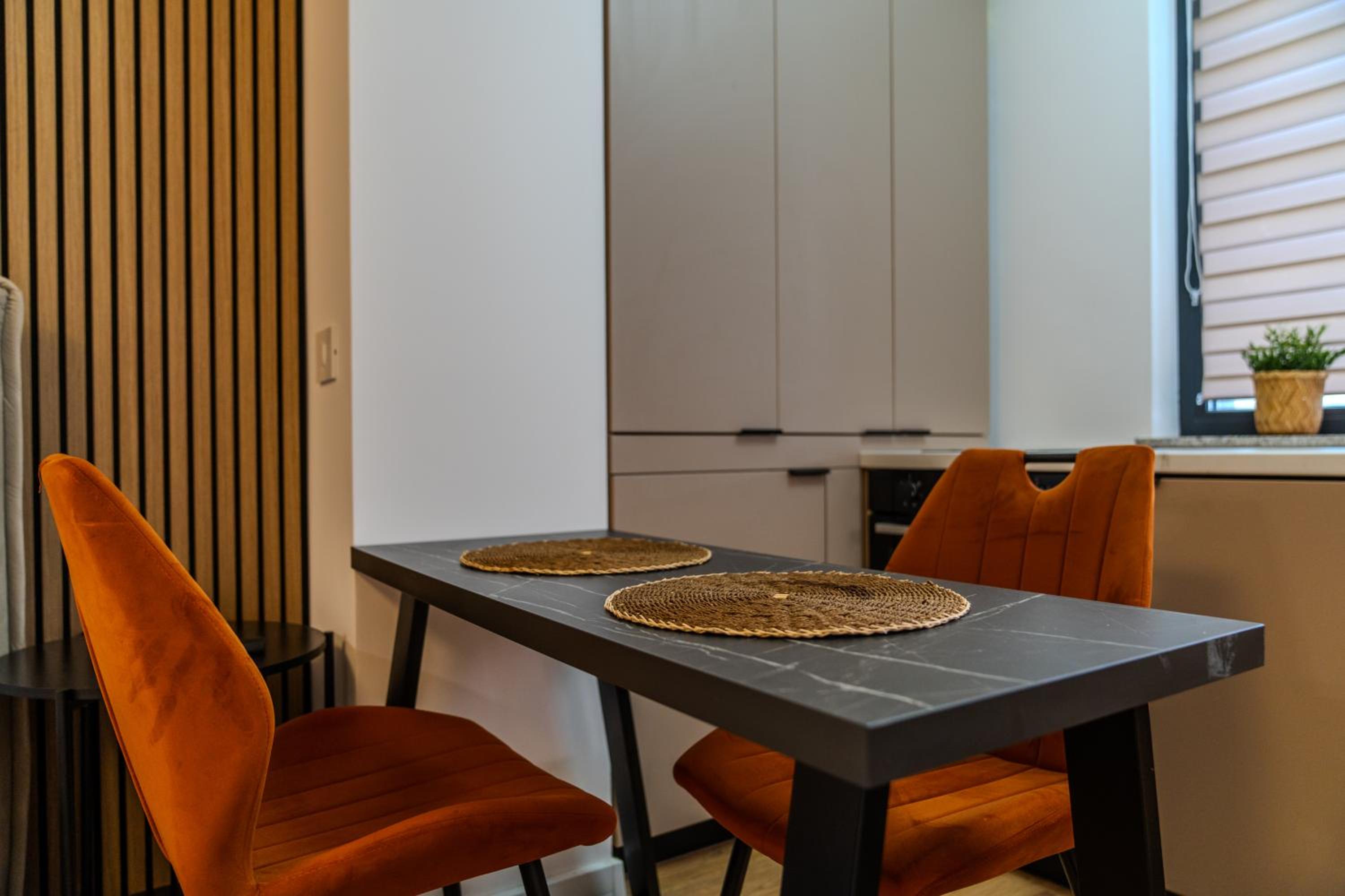 Warm-Toned Studio by Blvd 47B5 - Free Parking