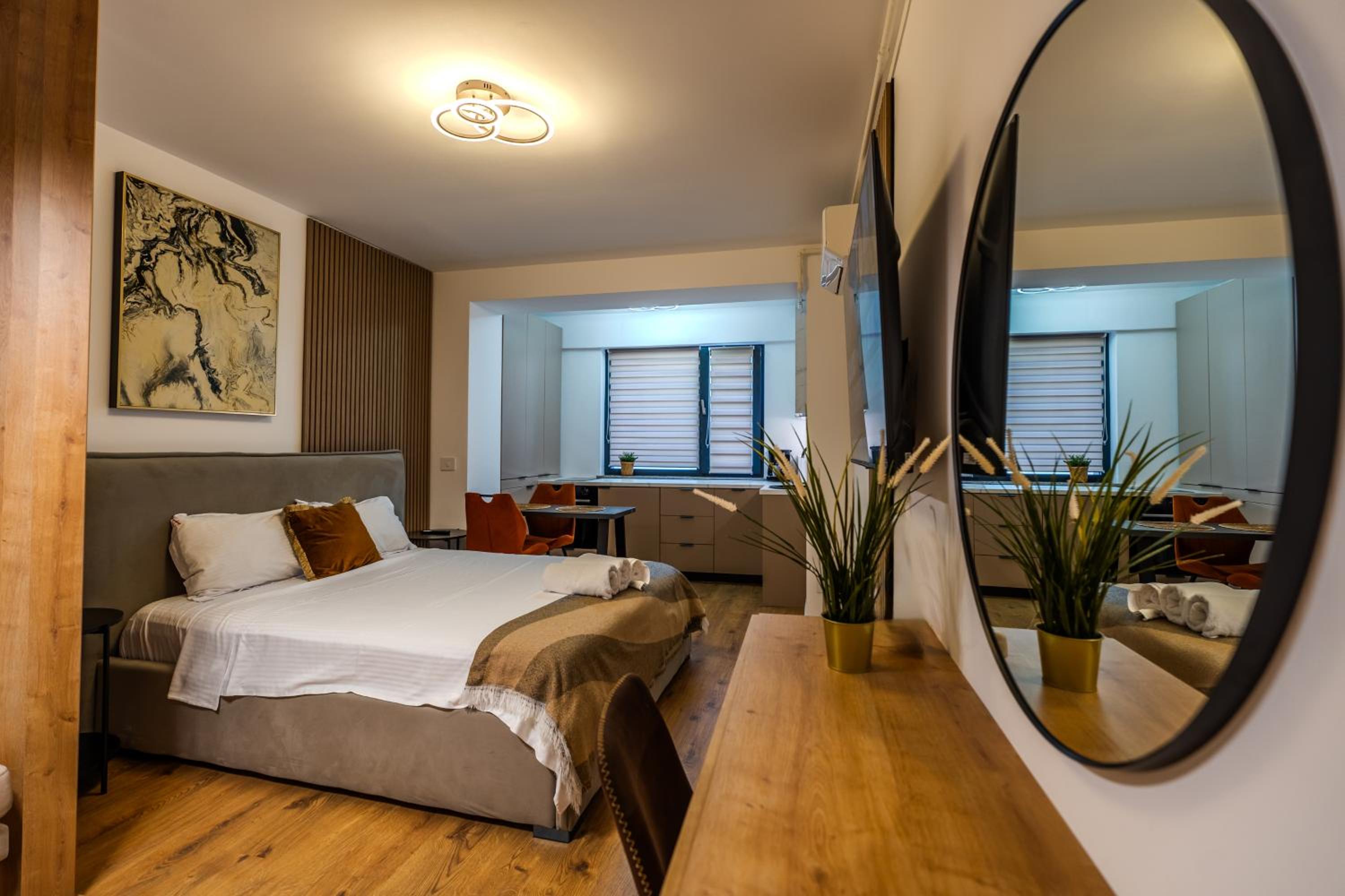 Warm-Toned Studio by Blvd 47B5 - Free Parking