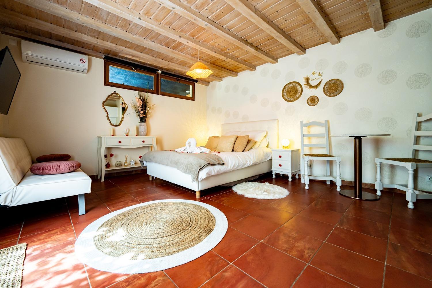 Studio romantique jacuzzi ou spa balneo privatif et jardin Au temps des cerises La Ciotat, photo 9
