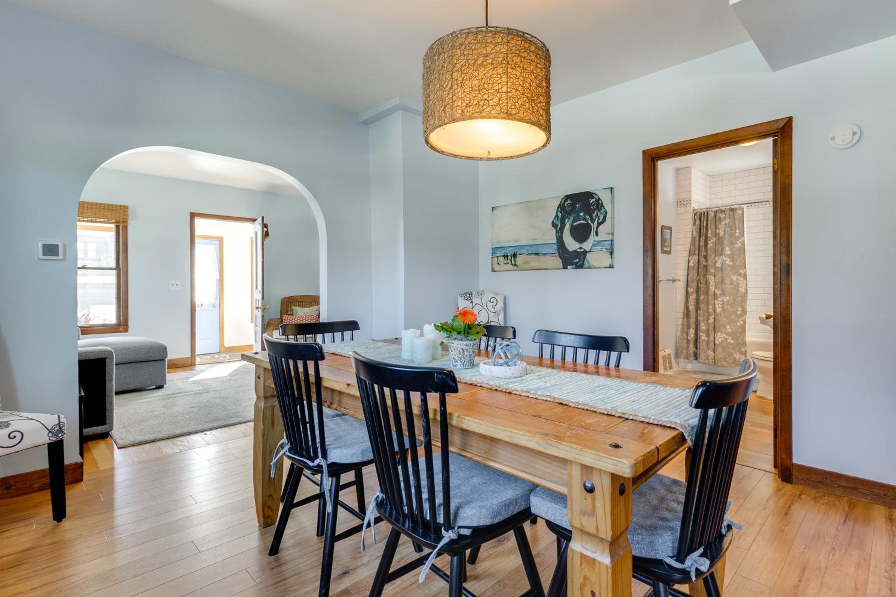 Pet Friendly! Steps to Beach - Lakeview Cottage
