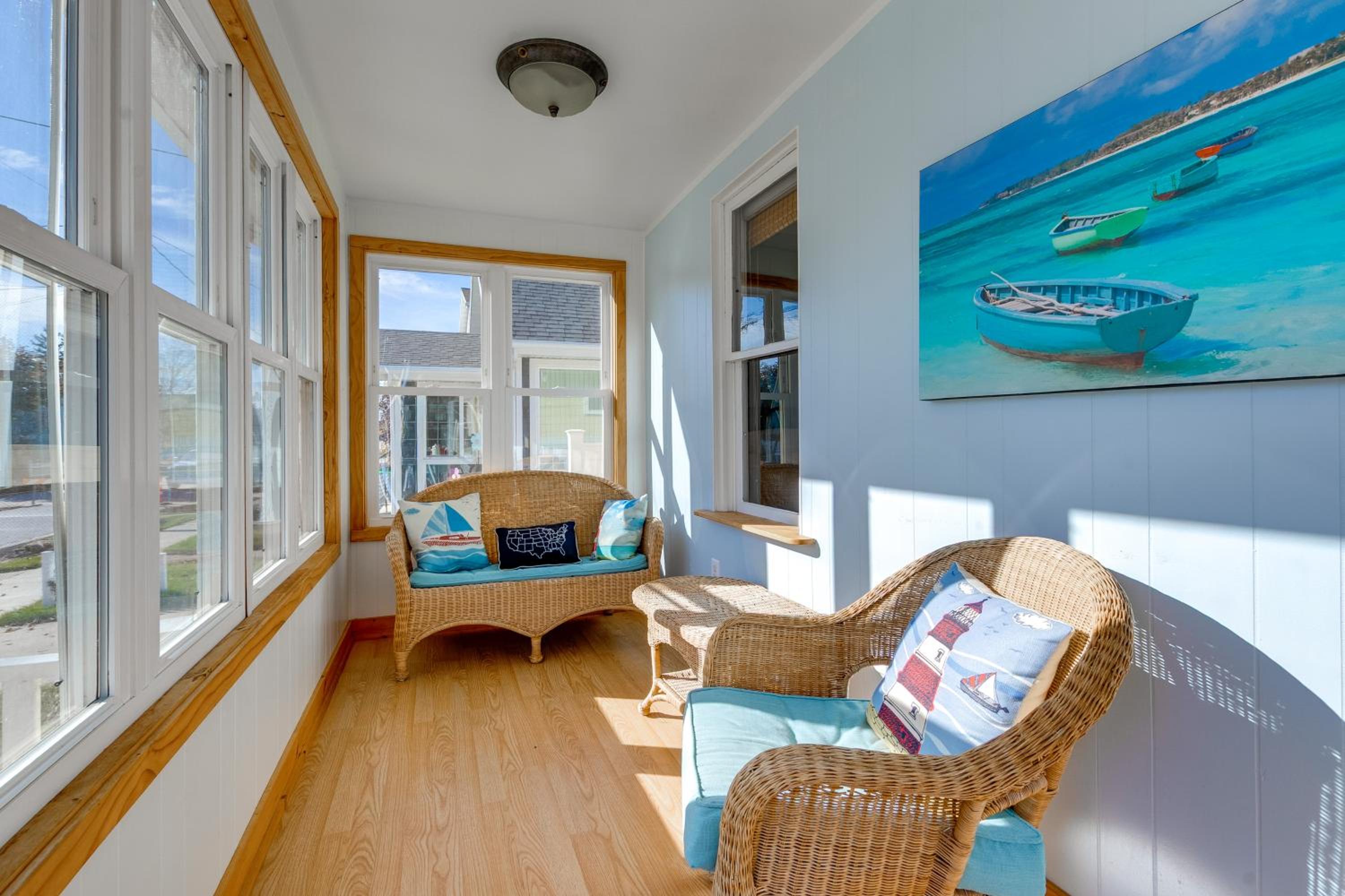Pet Friendly! Steps to Beach - Lakeview Cottage