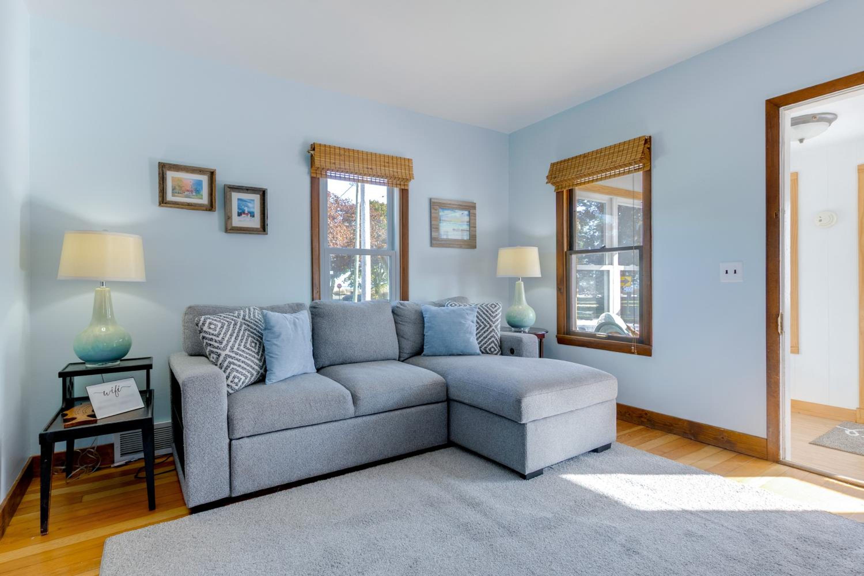 Pet Friendly! Steps to Beach - Lakeview Cottage