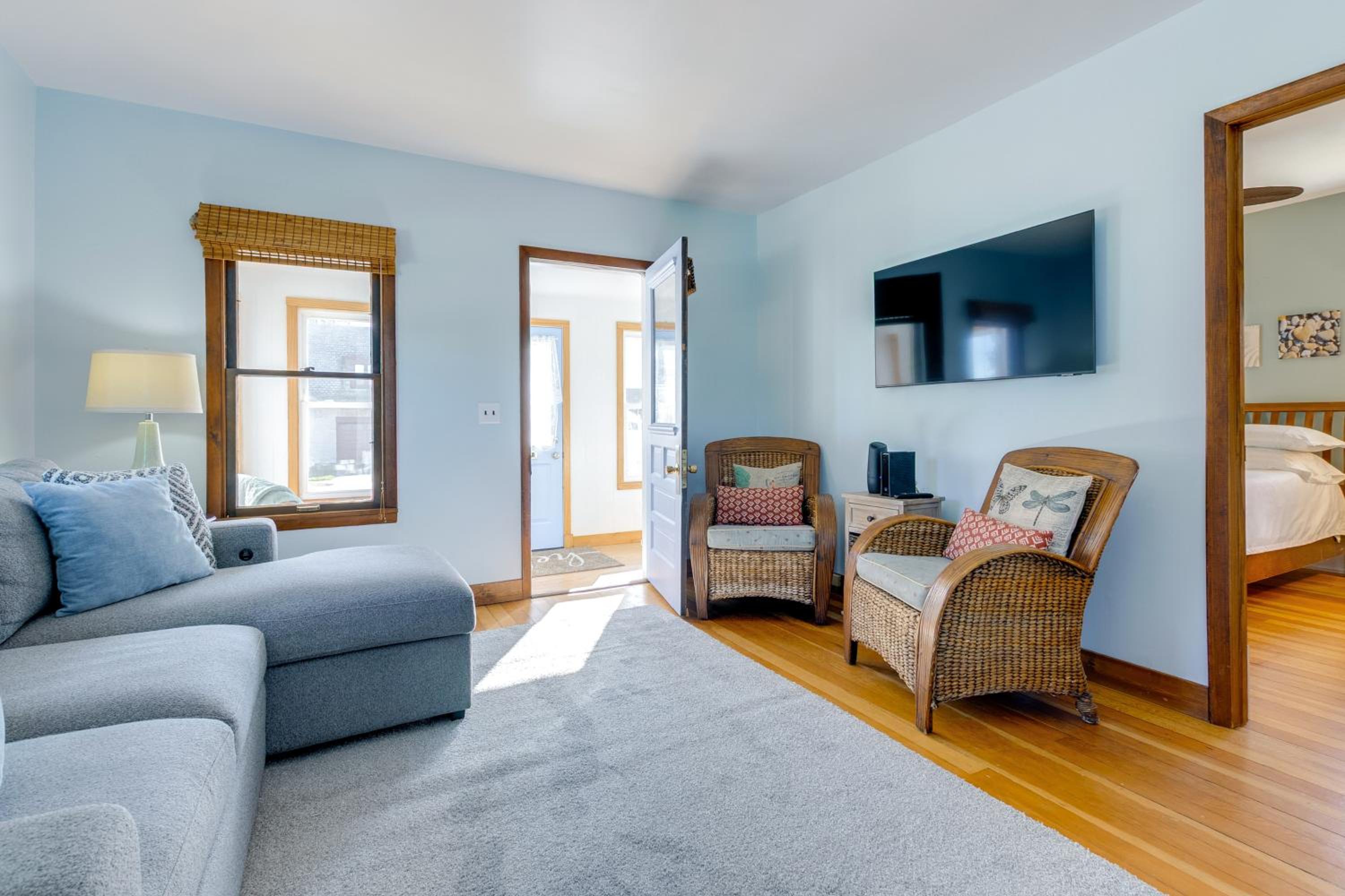 Pet Friendly! Steps to Beach - Lakeview Cottage