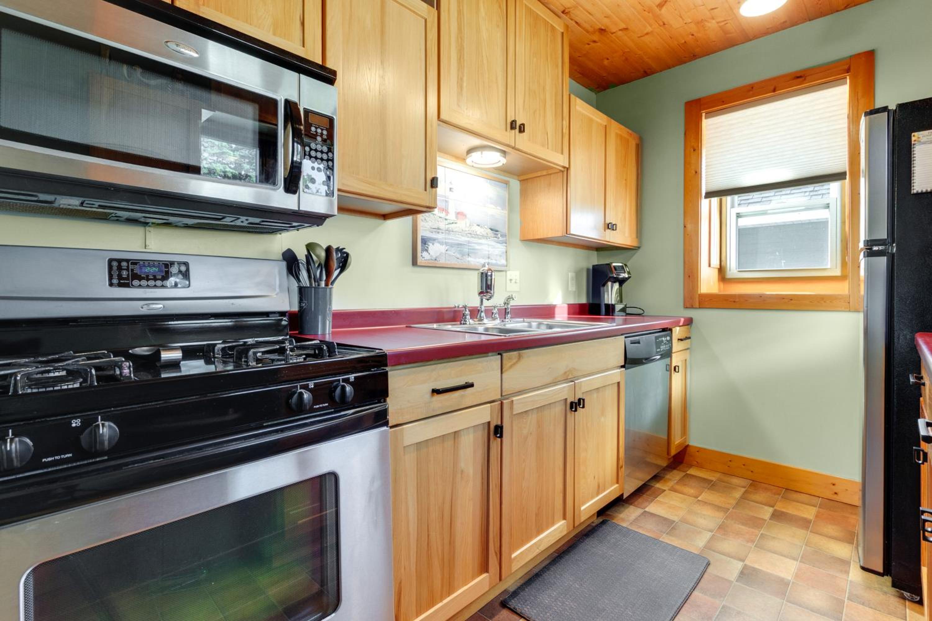 Pet Friendly! Steps to Beach - Lakeview Cottage