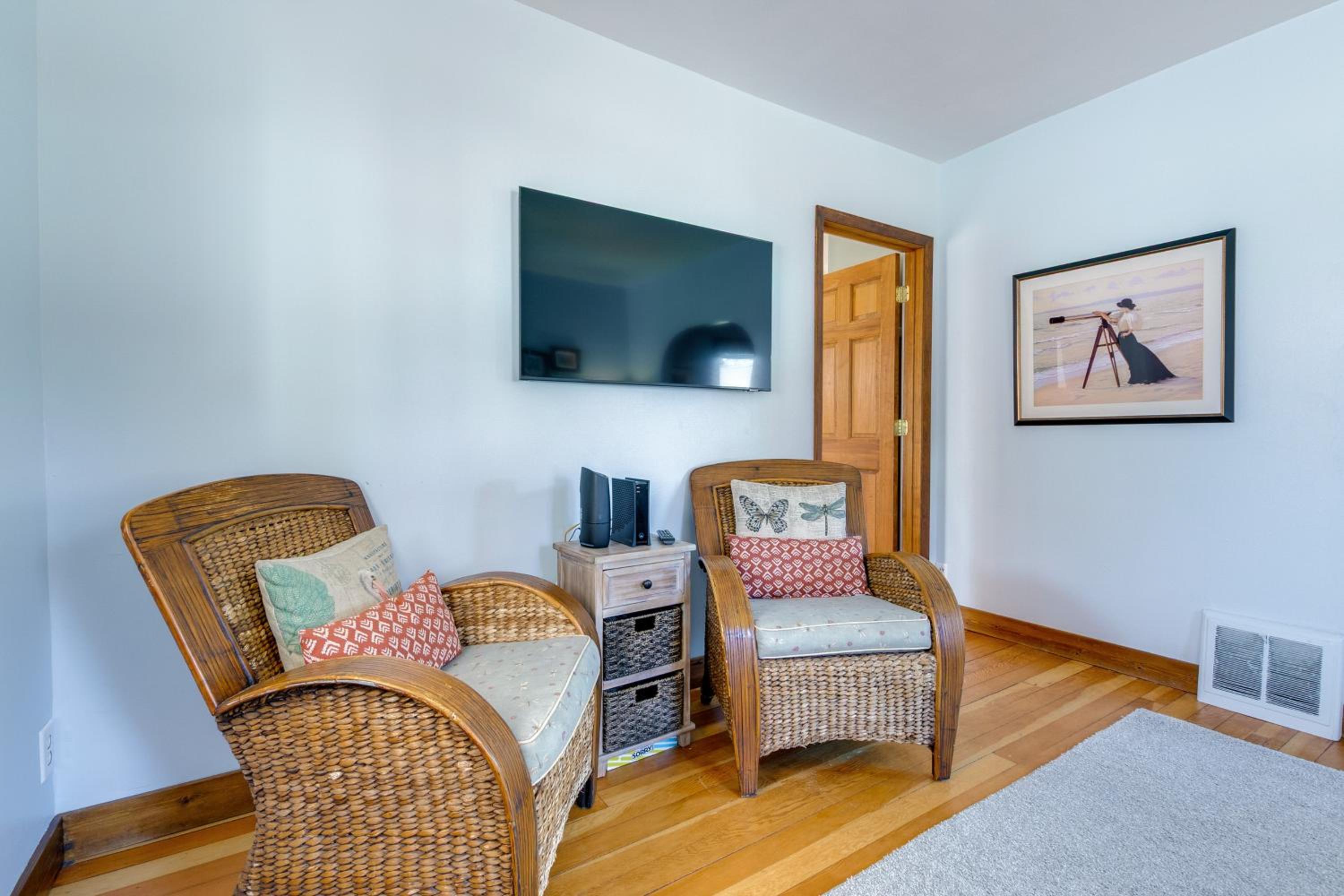Pet Friendly! Steps to Beach - Lakeview Cottage