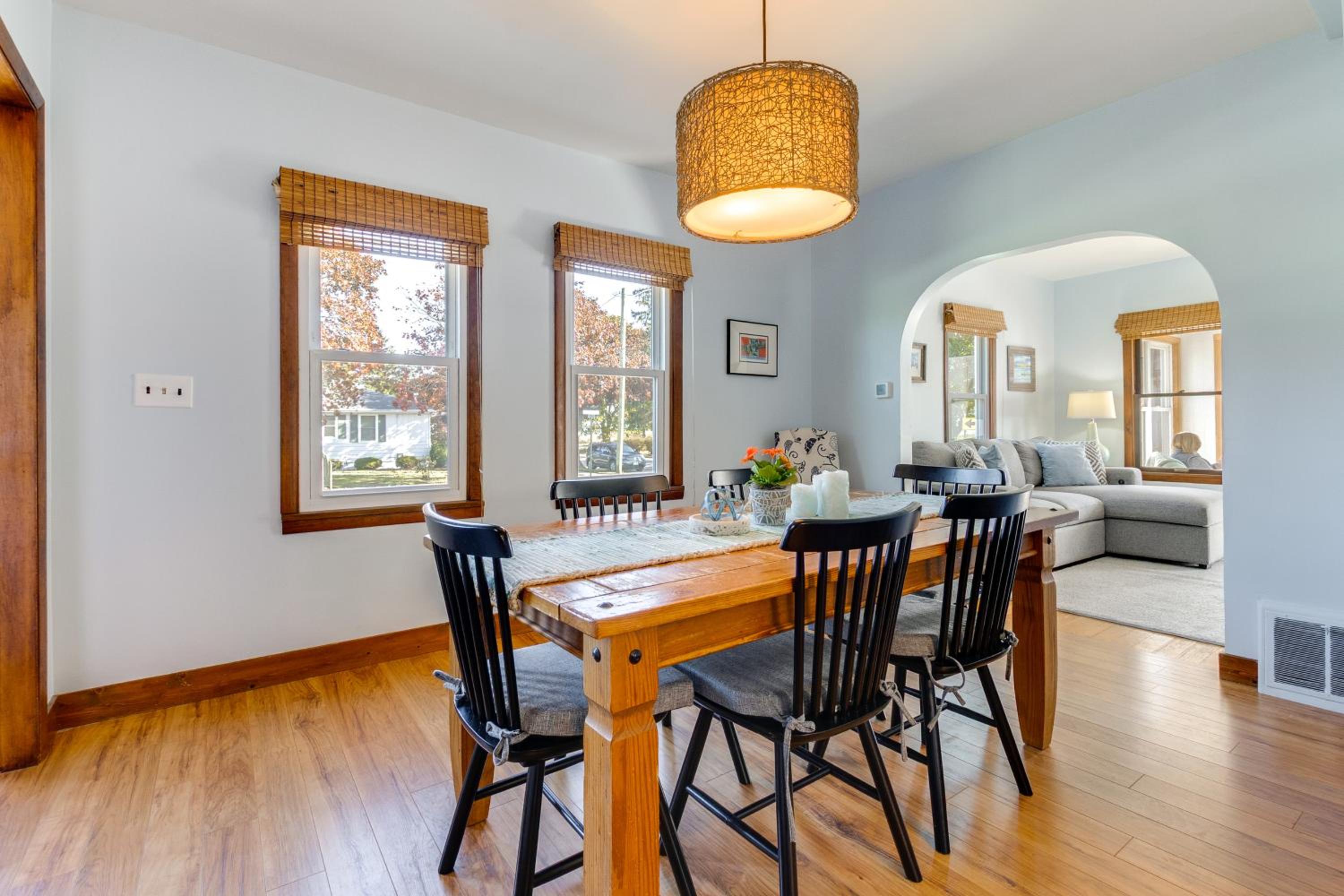Pet Friendly! Steps to Beach - Lakeview Cottage