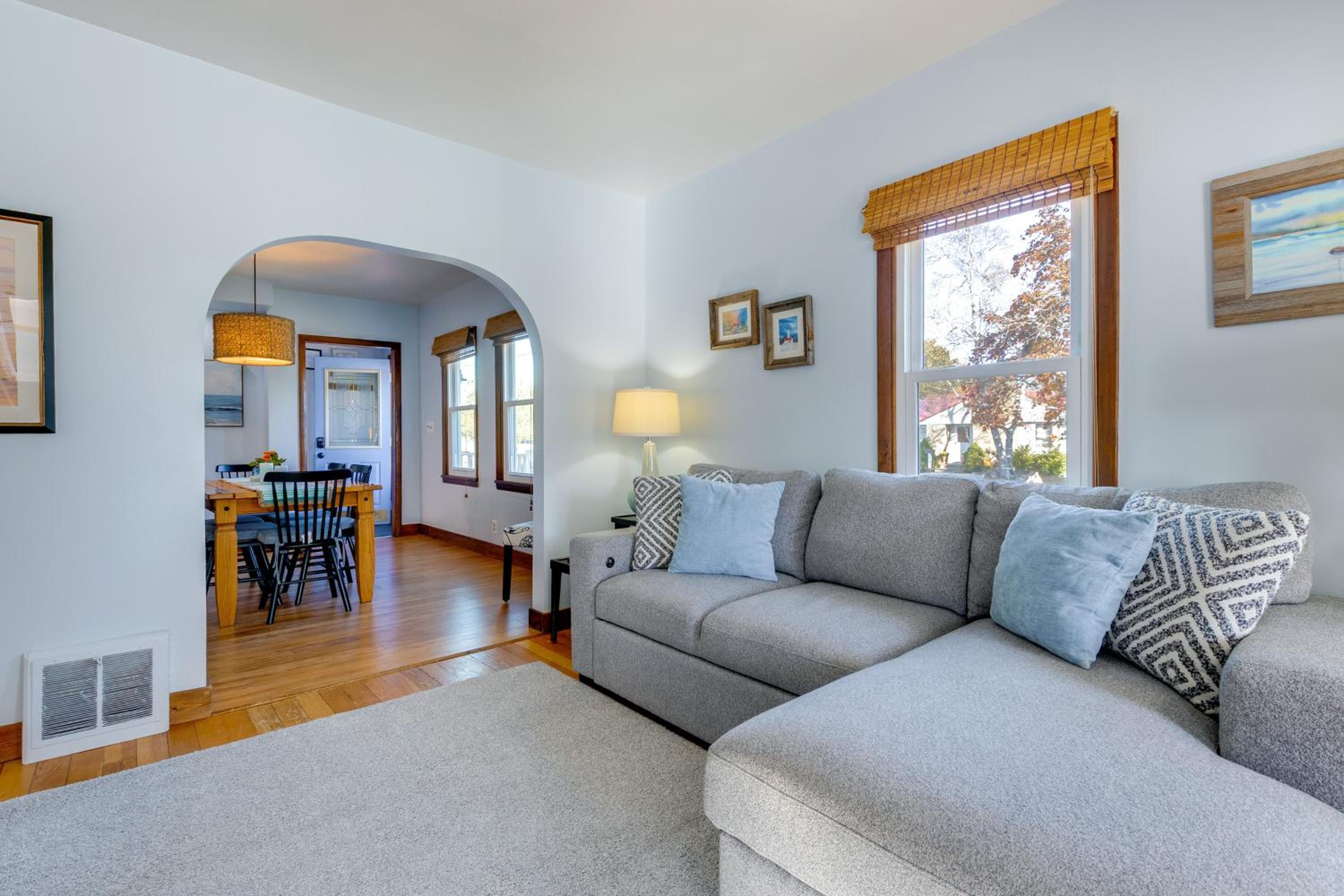 Pet Friendly! Steps to Beach - Lakeview Cottage