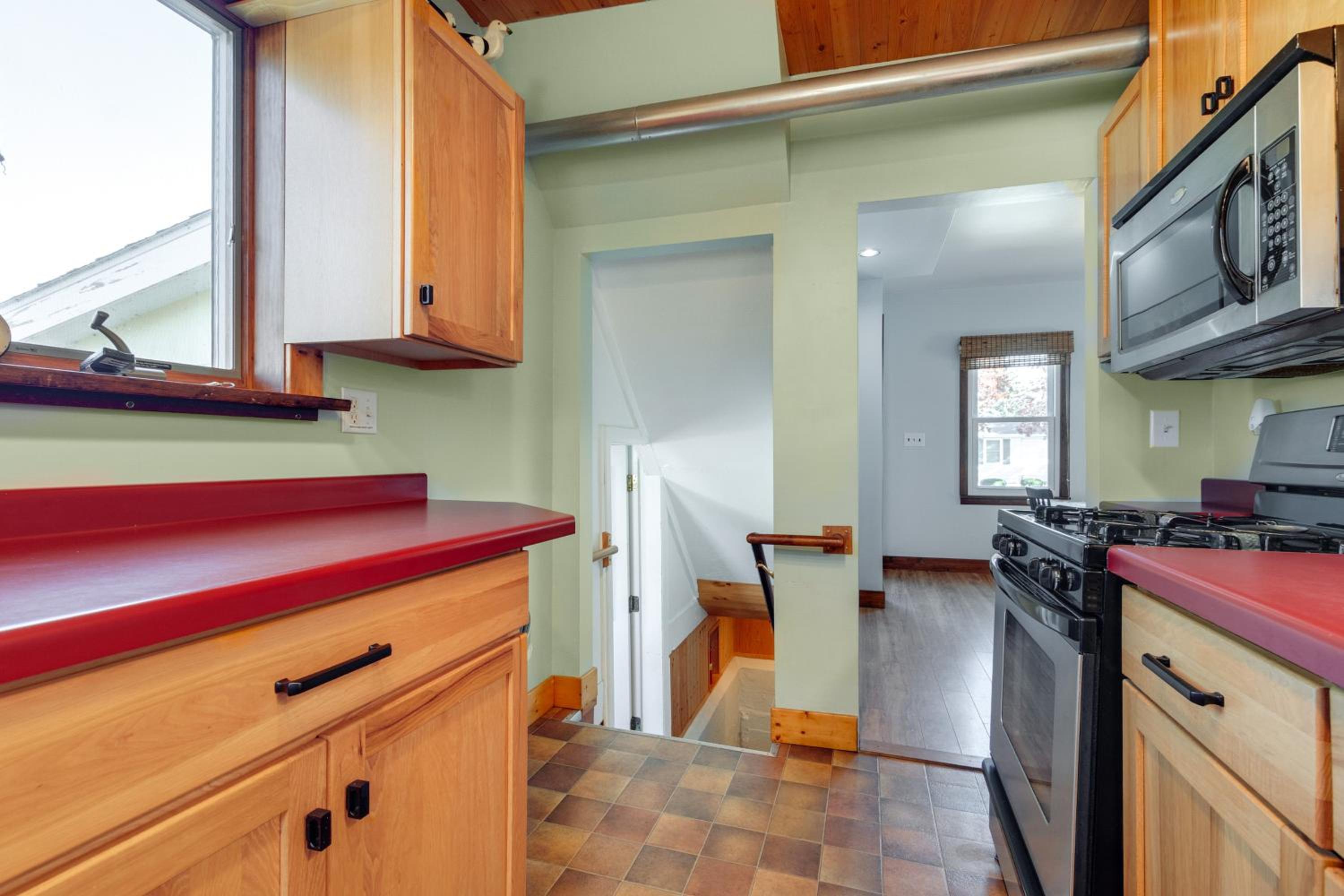 Pet Friendly! Steps to Beach - Lakeview Cottage