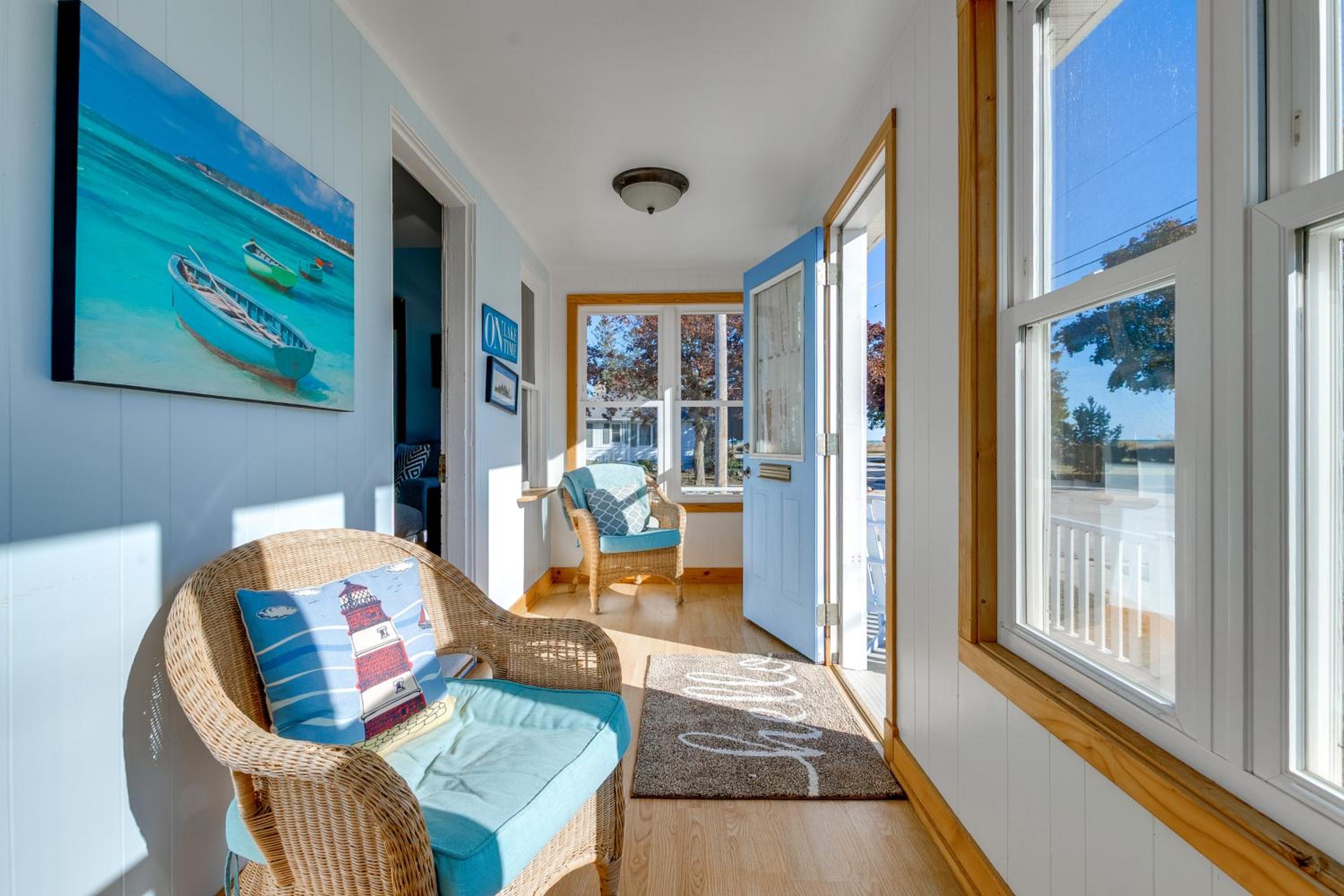 Pet Friendly! Steps to Beach - Lakeview Cottage