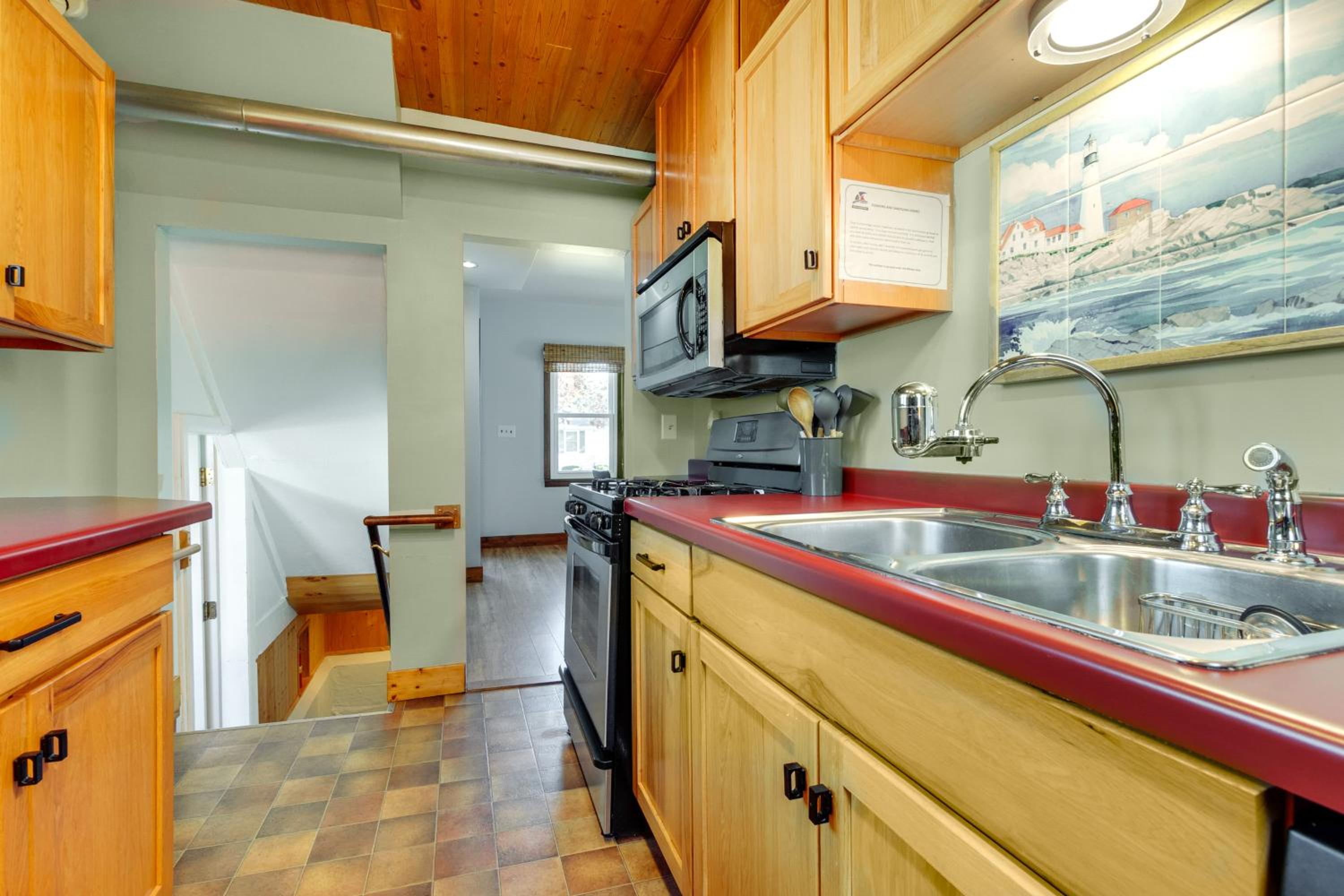 Pet Friendly! Steps to Beach - Lakeview Cottage