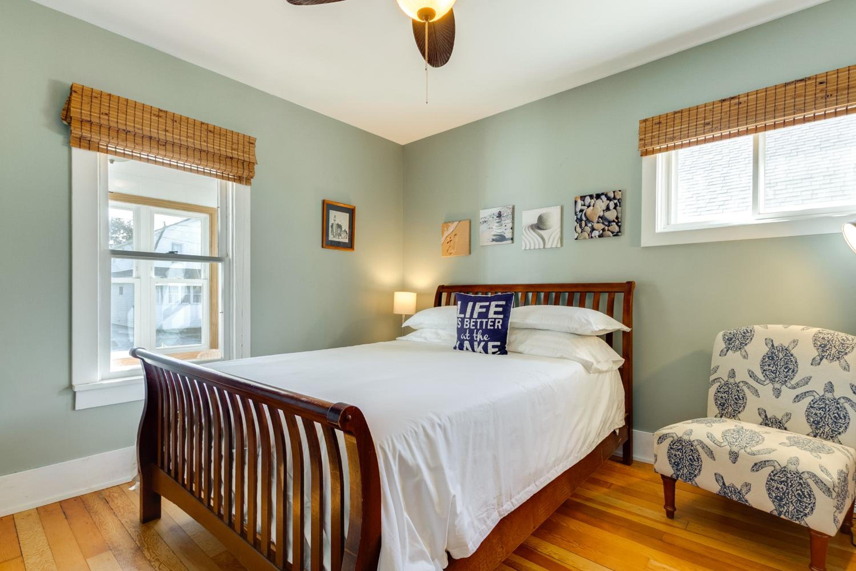 Pet Friendly! Steps to Beach - Lakeview Cottage