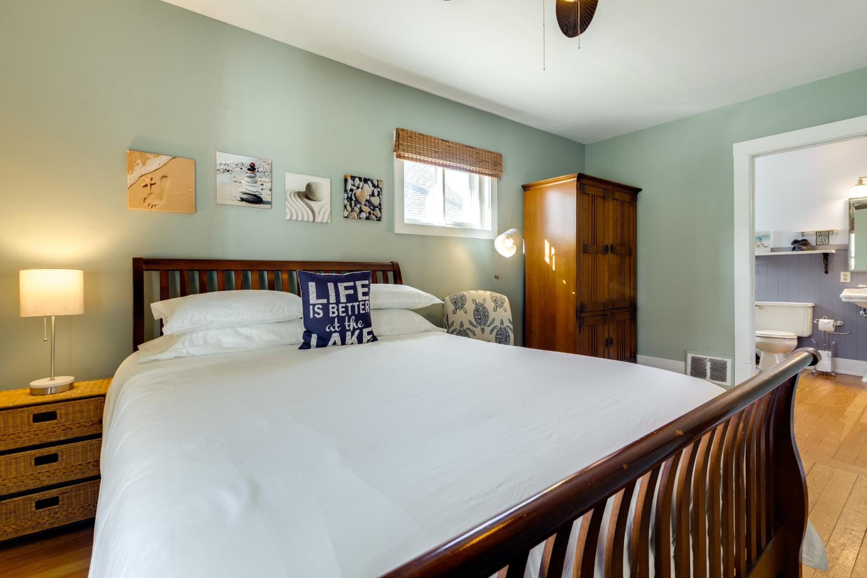 Pet Friendly! Steps to Beach - Lakeview Cottage