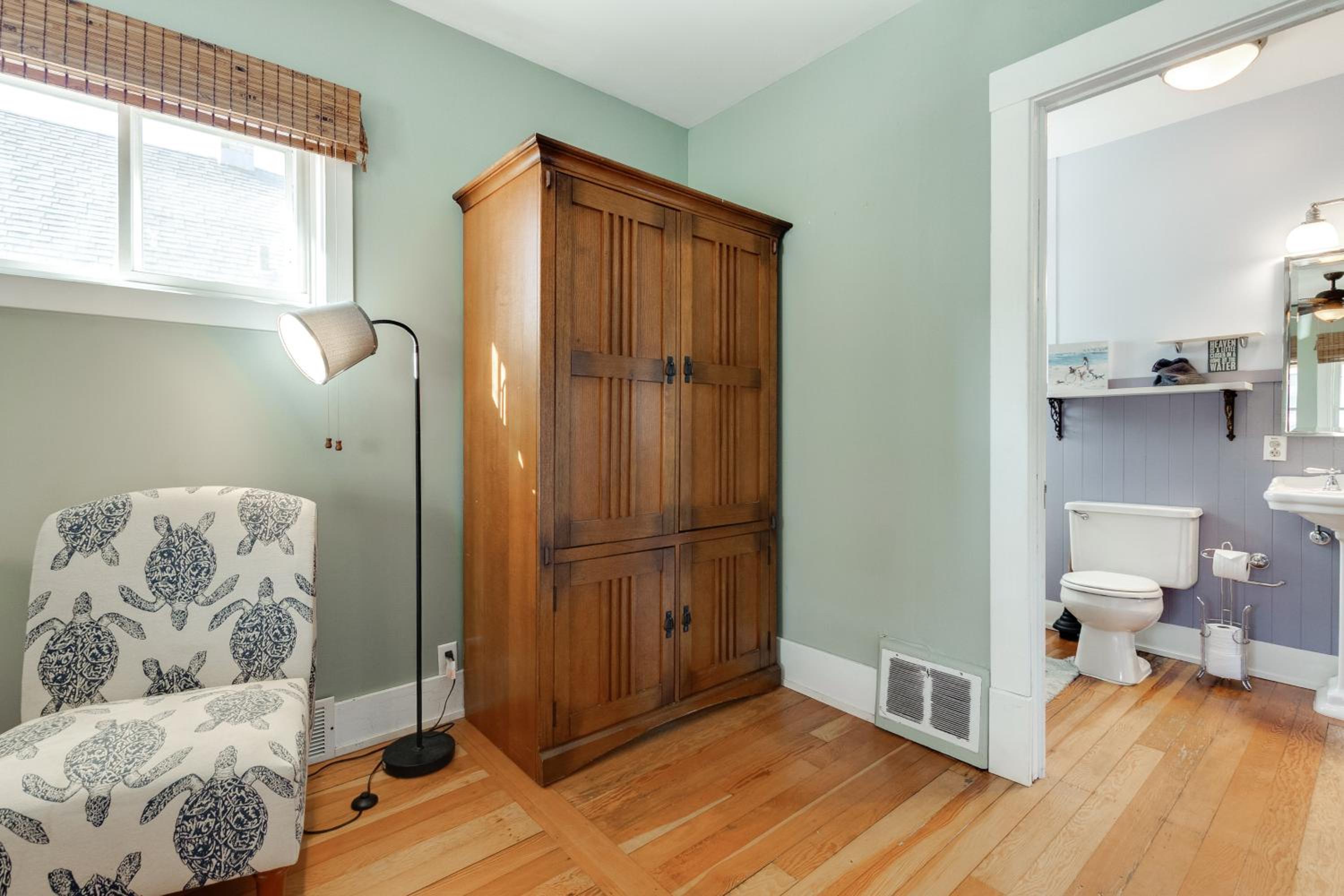 Pet Friendly! Steps to Beach - Lakeview Cottage