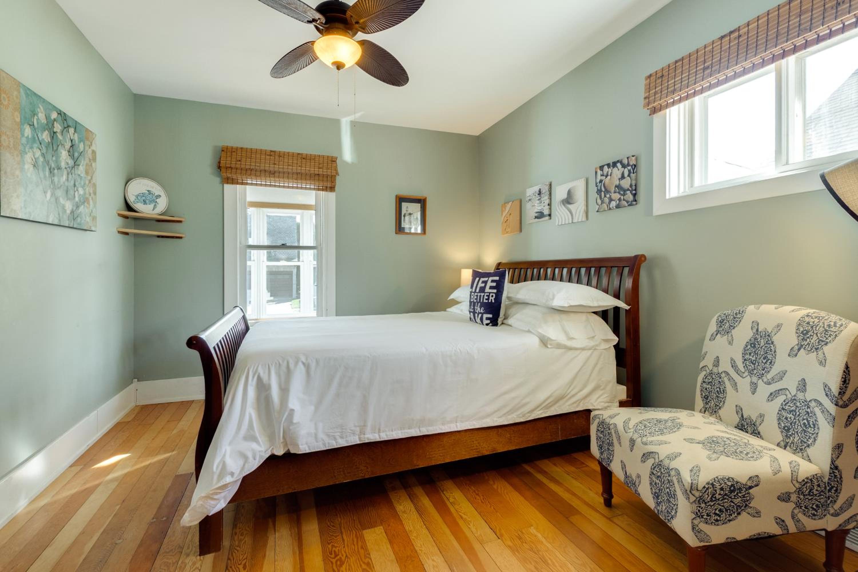 Pet Friendly! Steps to Beach - Lakeview Cottage