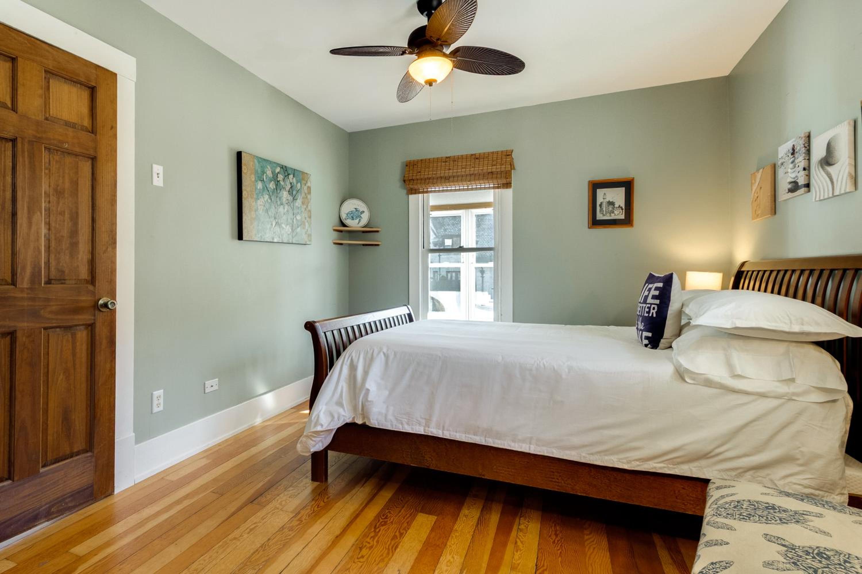 Pet Friendly! Steps to Beach - Lakeview Cottage