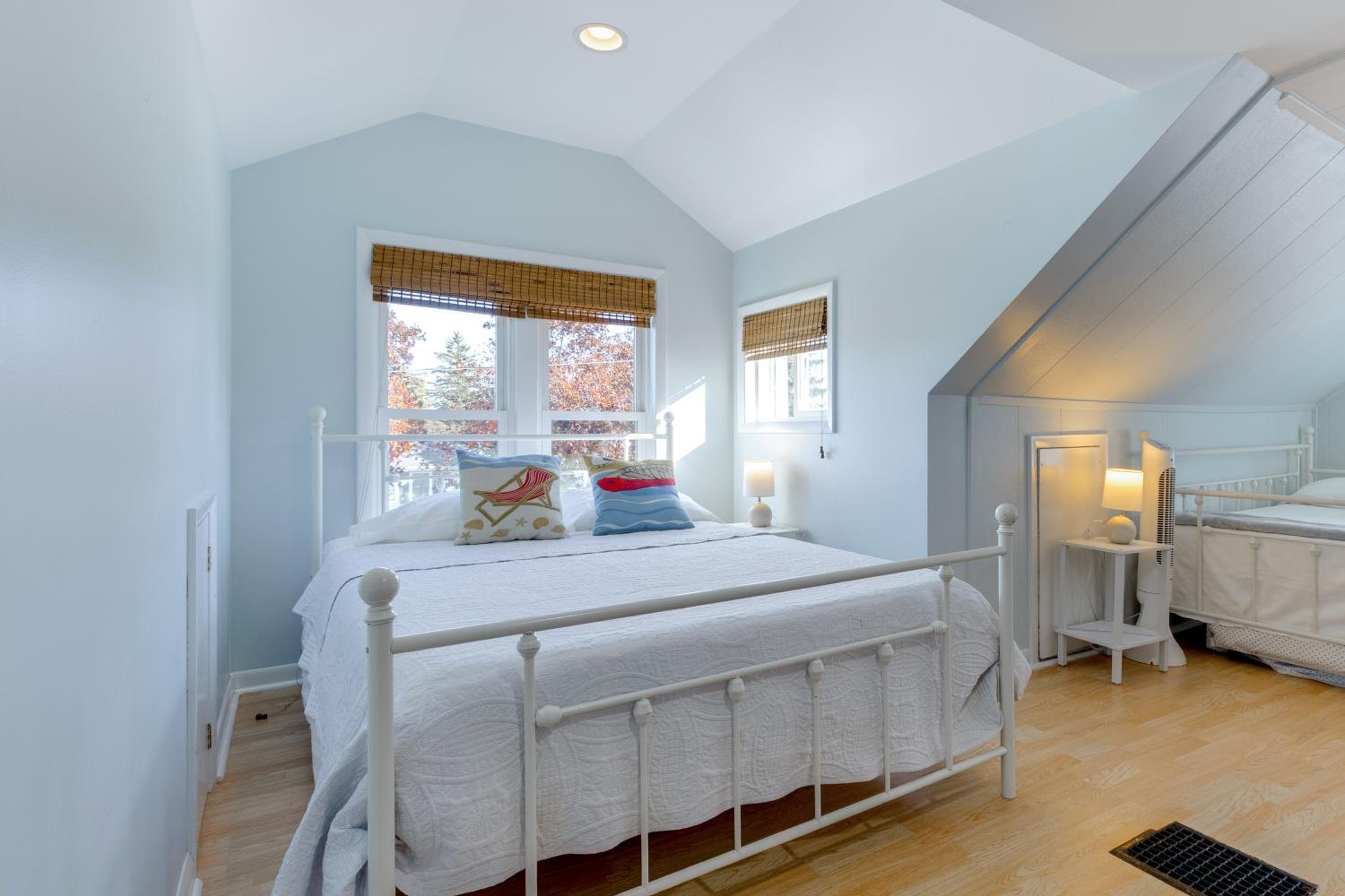 Pet Friendly! Steps to Beach - Lakeview Cottage