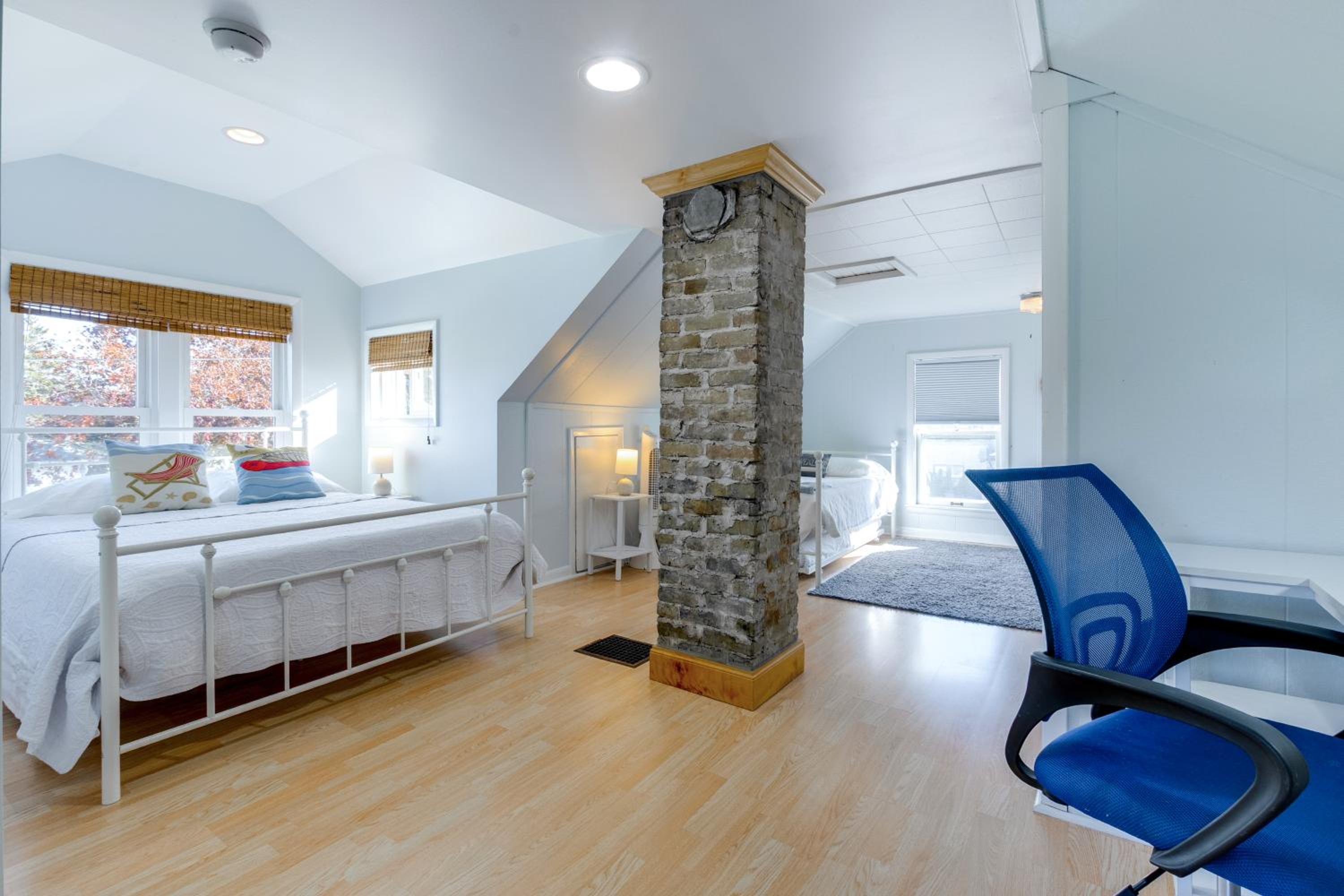 Pet Friendly! Steps to Beach - Lakeview Cottage