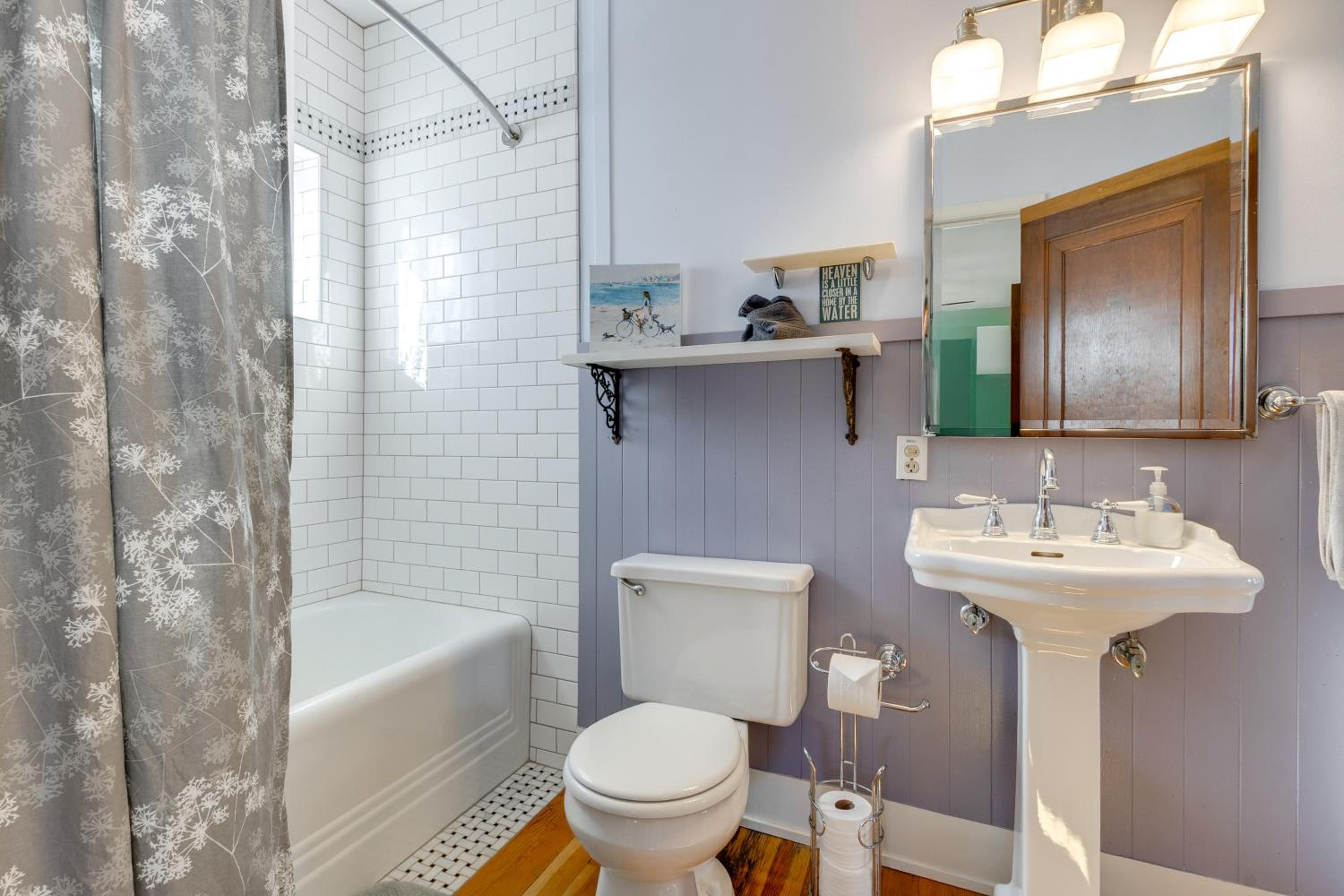Pet Friendly! Steps to Beach - Lakeview Cottage