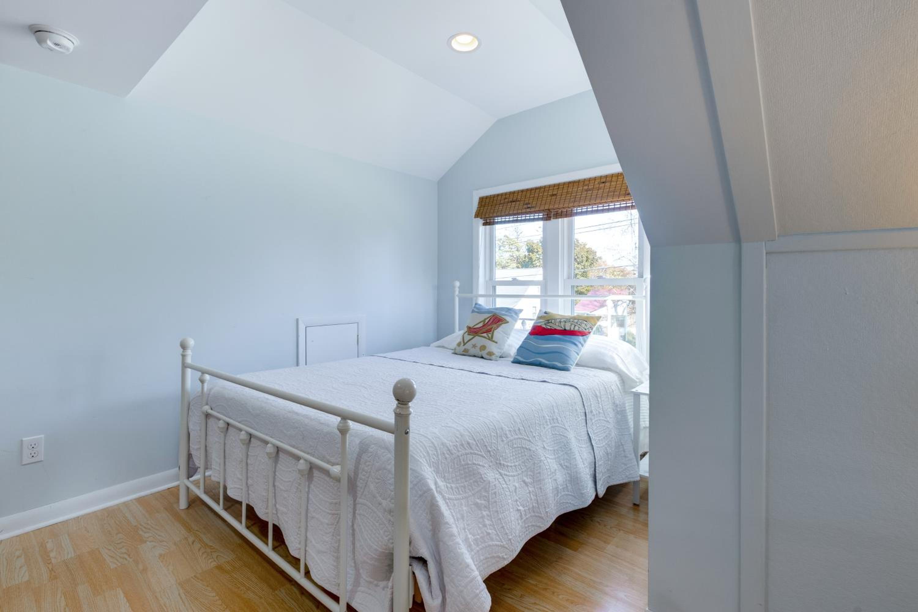 Pet Friendly! Steps to Beach - Lakeview Cottage