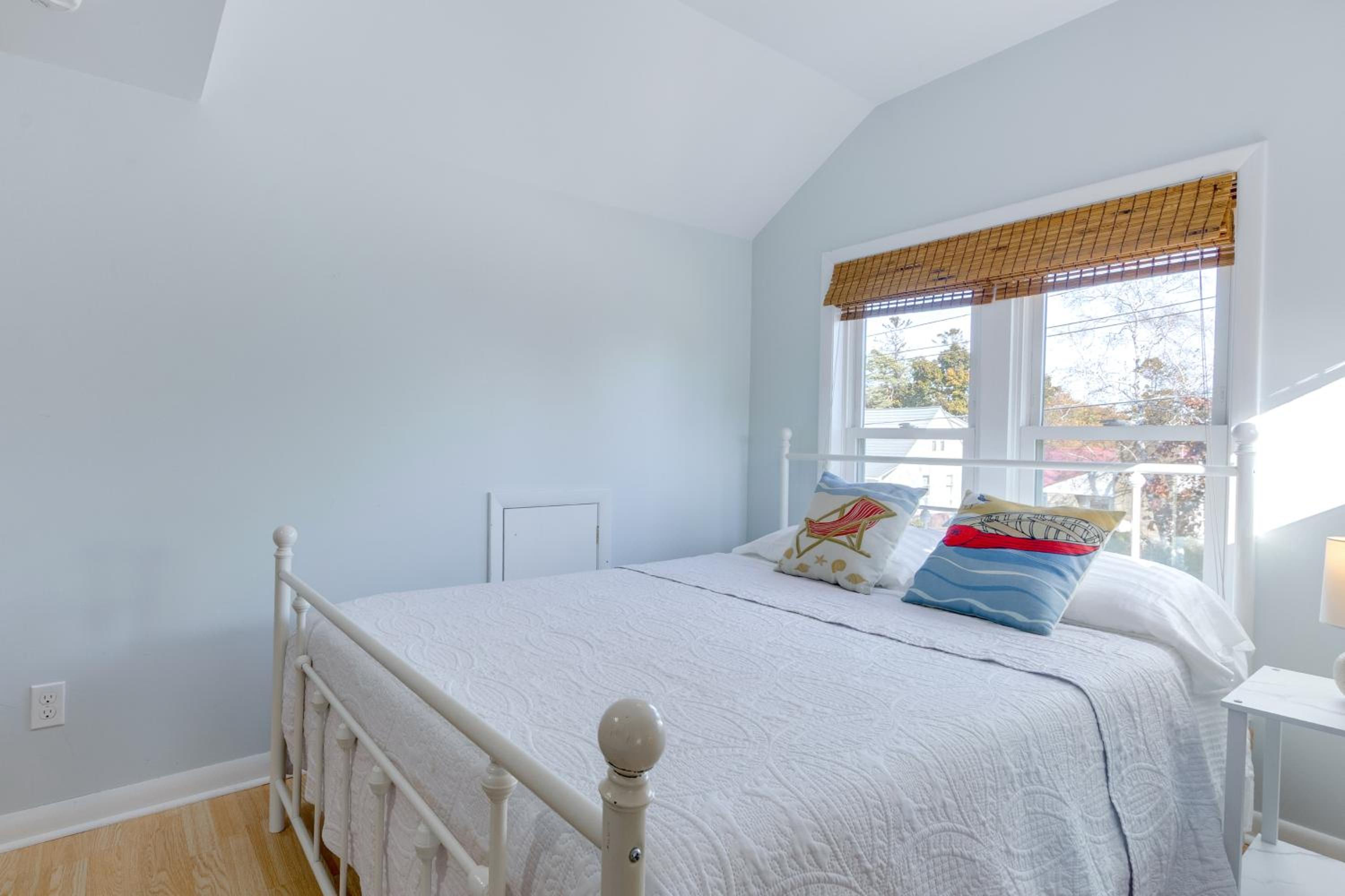 Pet Friendly! Steps to Beach - Lakeview Cottage