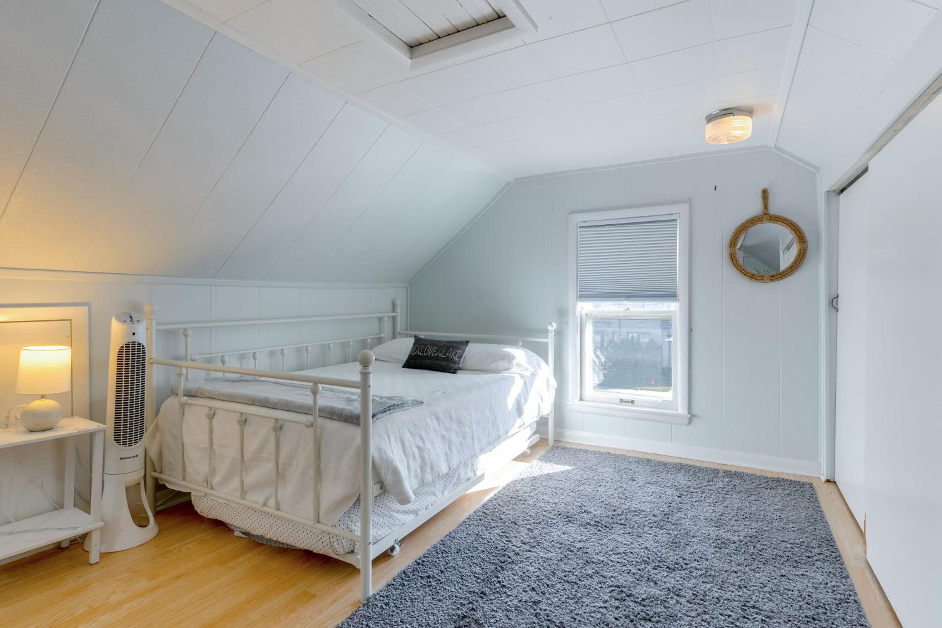 Pet Friendly! Steps to Beach - Lakeview Cottage