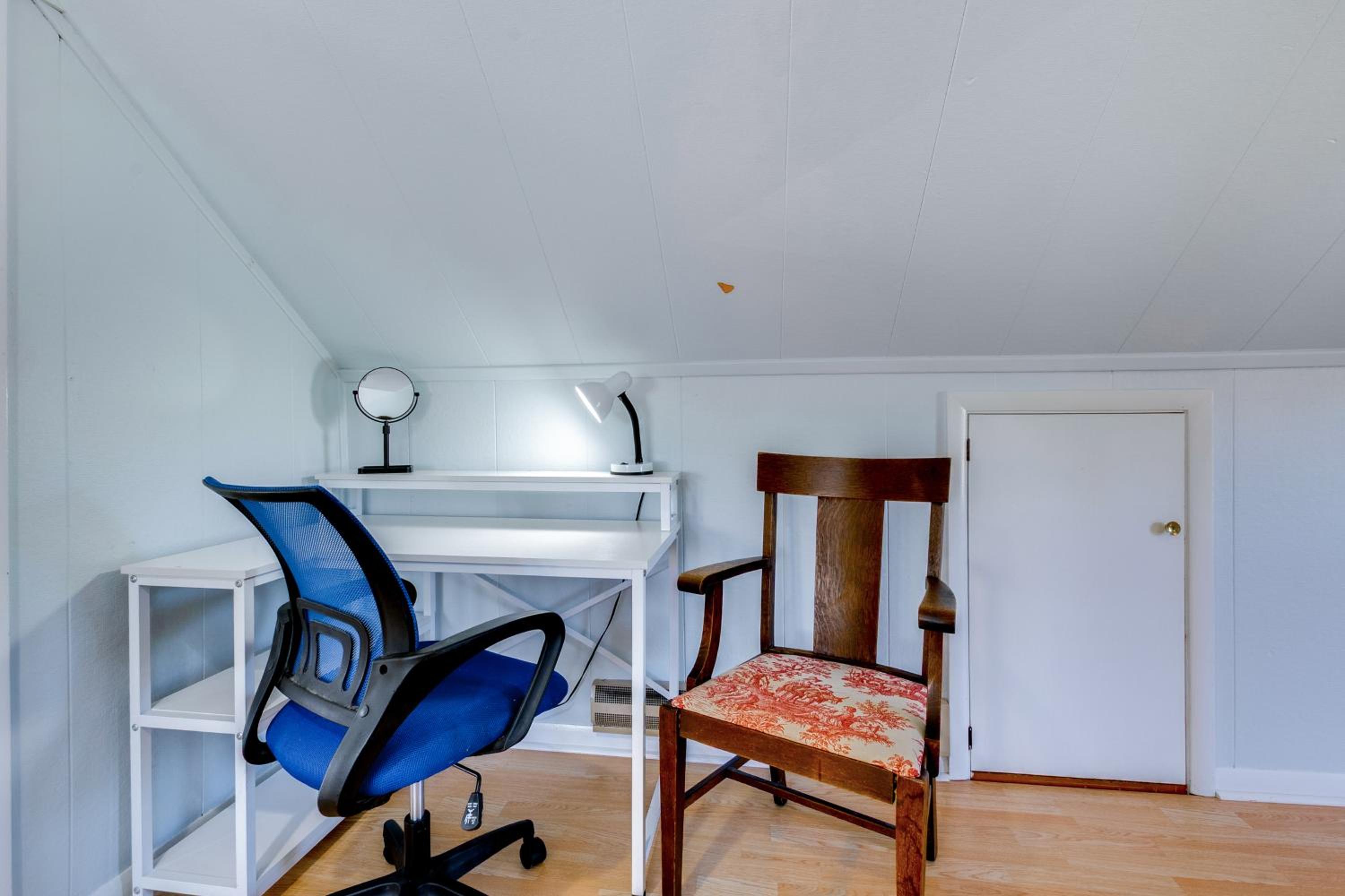 Pet Friendly! Steps to Beach - Lakeview Cottage