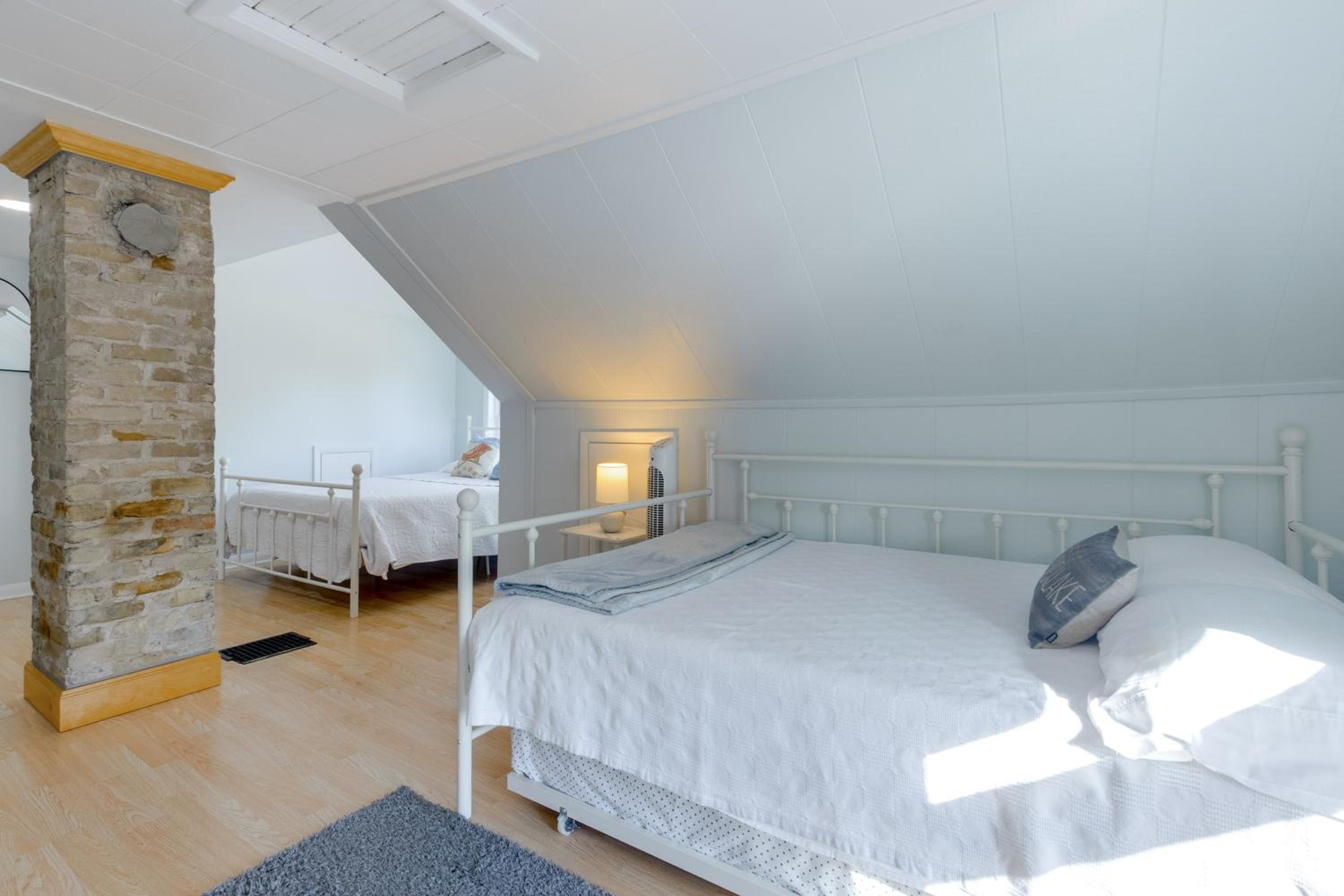 Pet Friendly! Steps to Beach - Lakeview Cottage