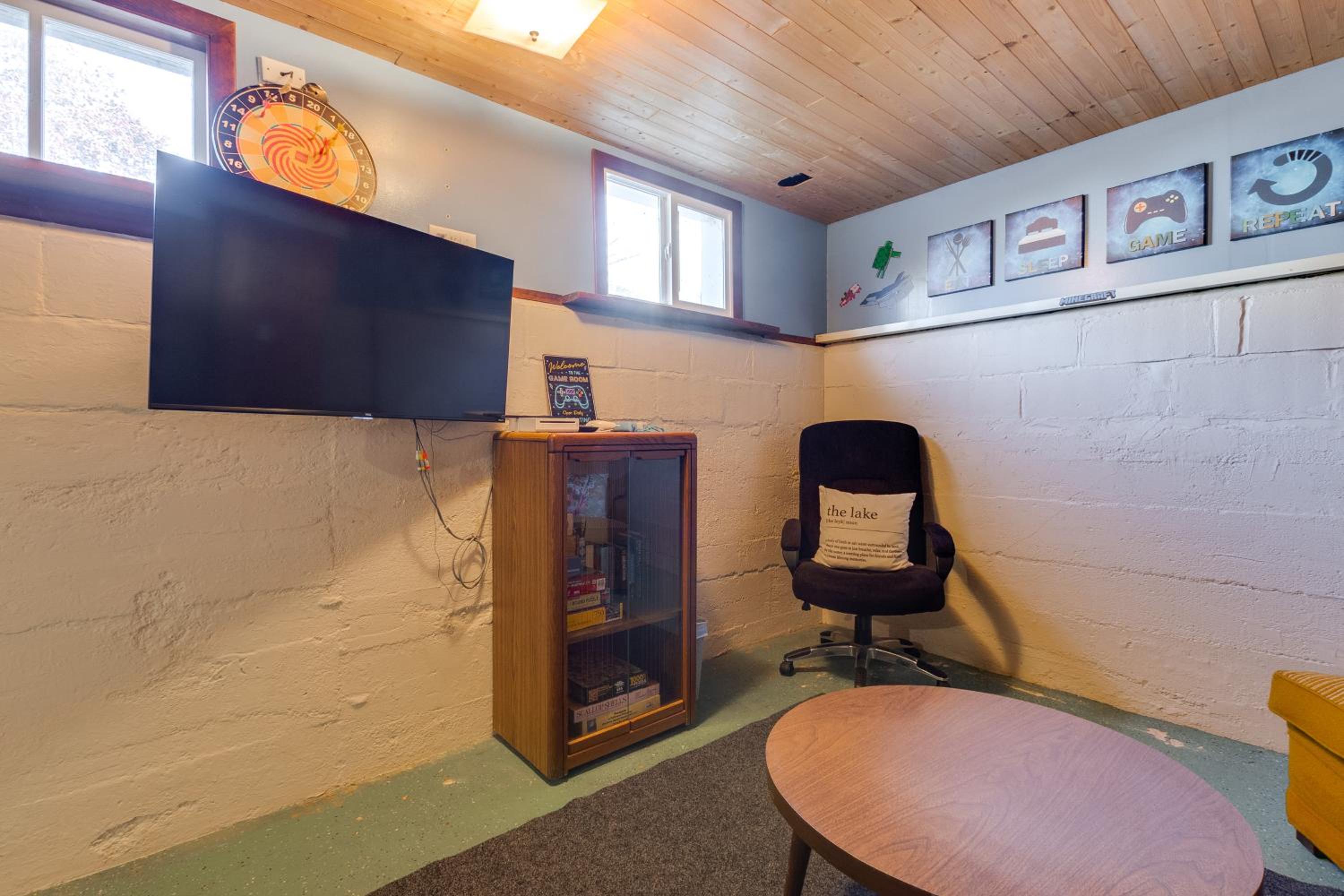Pet Friendly! Steps to Beach - Lakeview Cottage