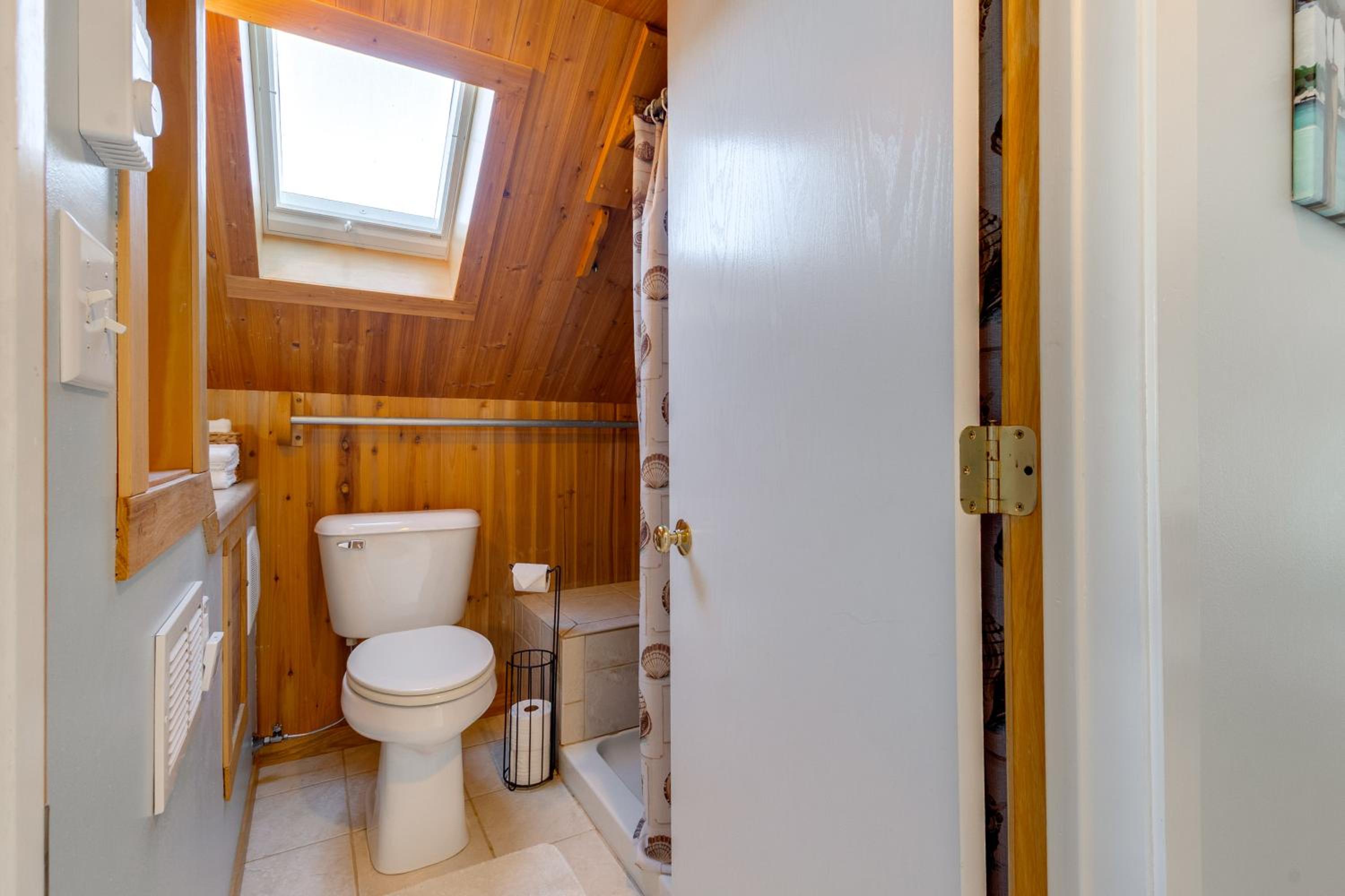 Pet Friendly! Steps to Beach - Lakeview Cottage