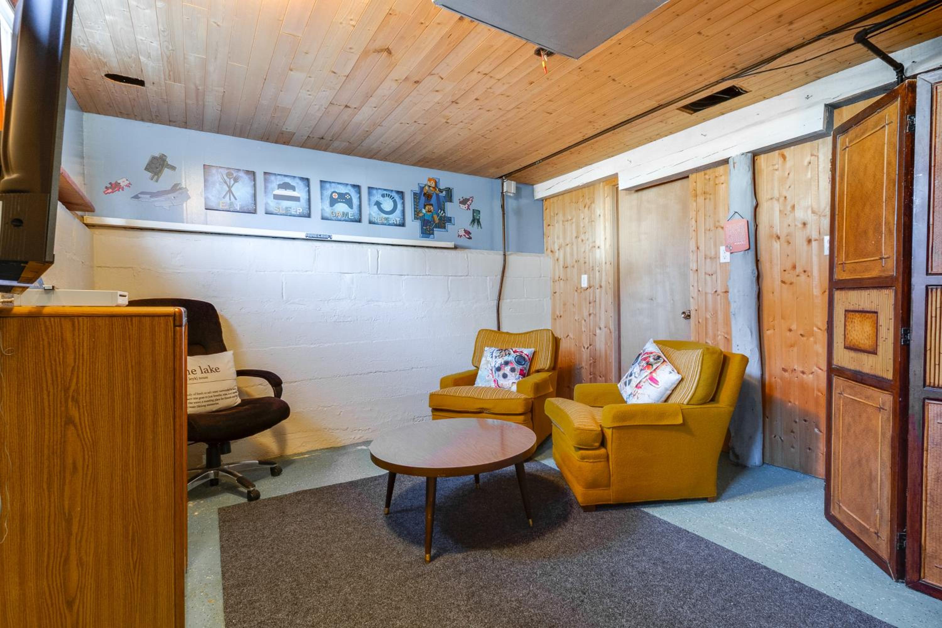 Pet Friendly! Steps to Beach - Lakeview Cottage