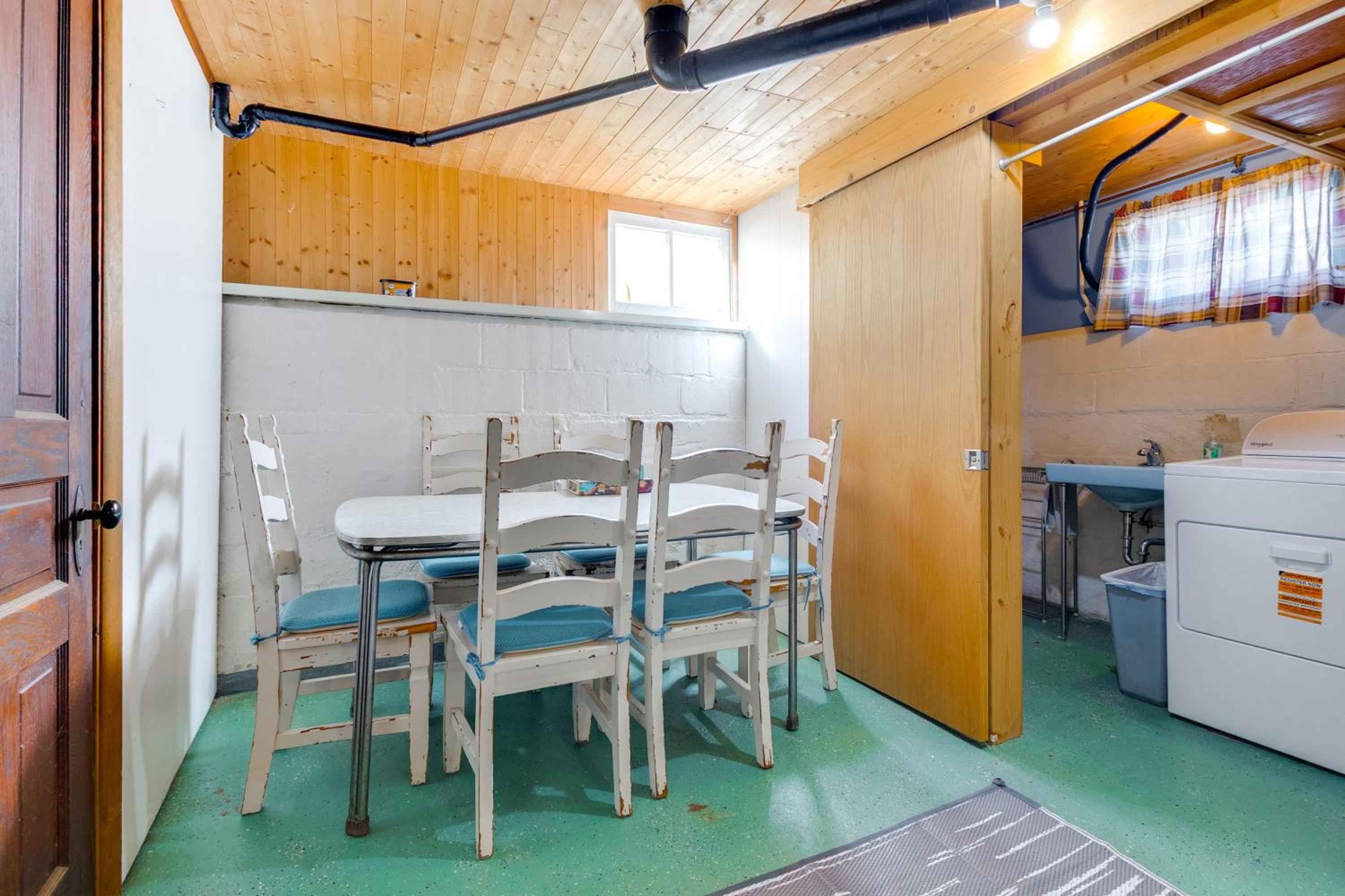 Pet Friendly! Steps to Beach - Lakeview Cottage