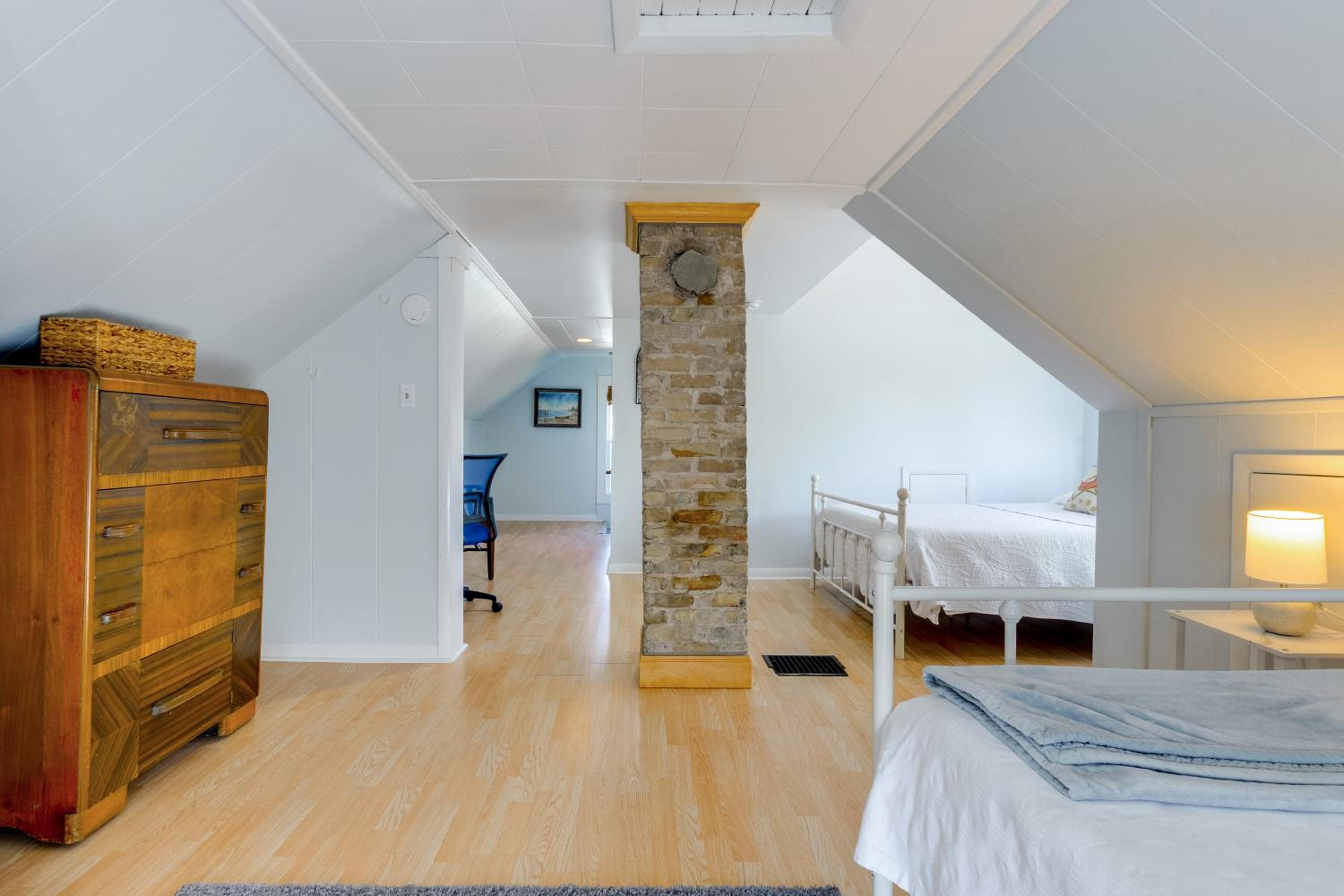 Pet Friendly! Steps to Beach - Lakeview Cottage