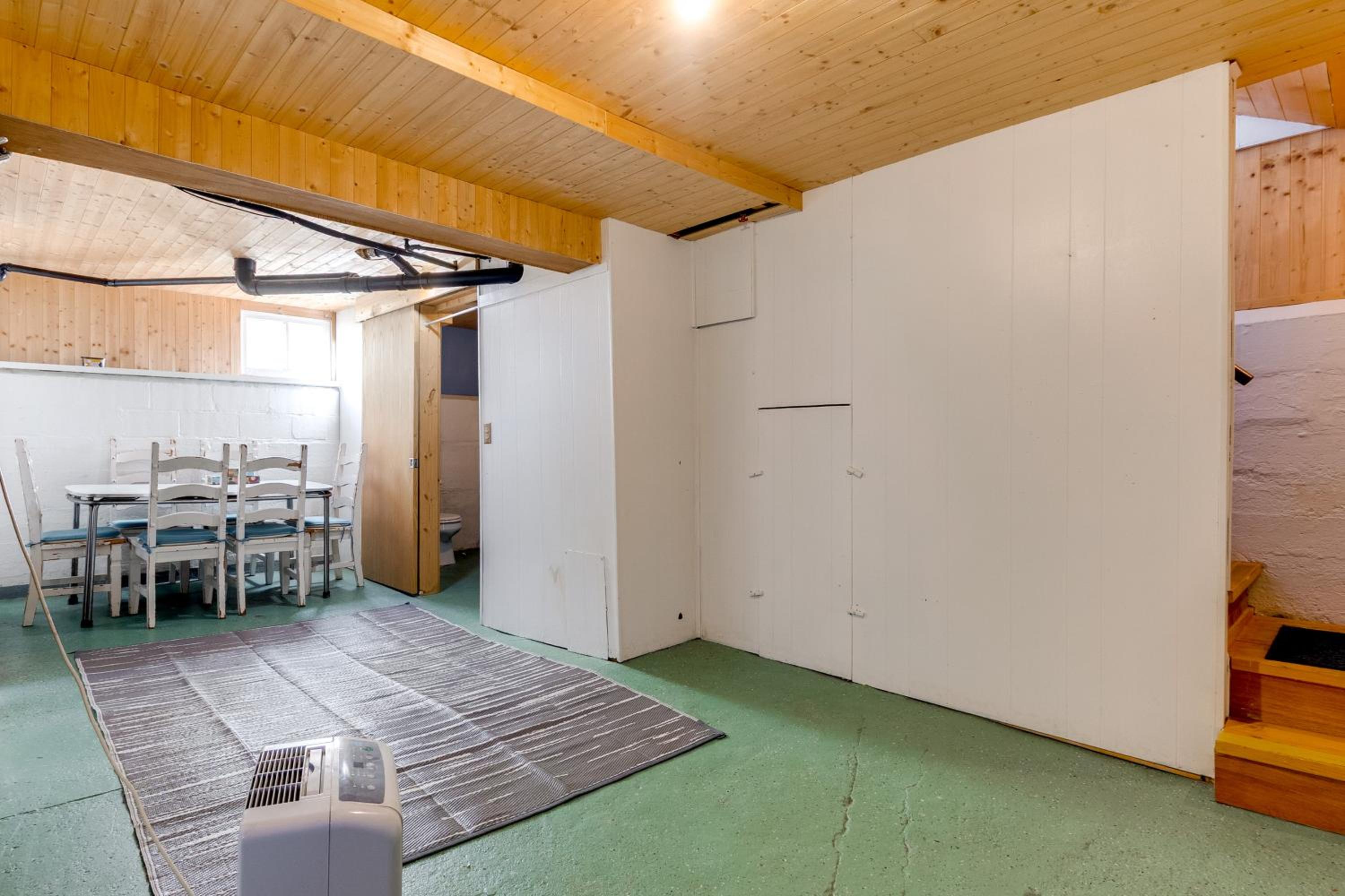 Pet Friendly! Steps to Beach - Lakeview Cottage