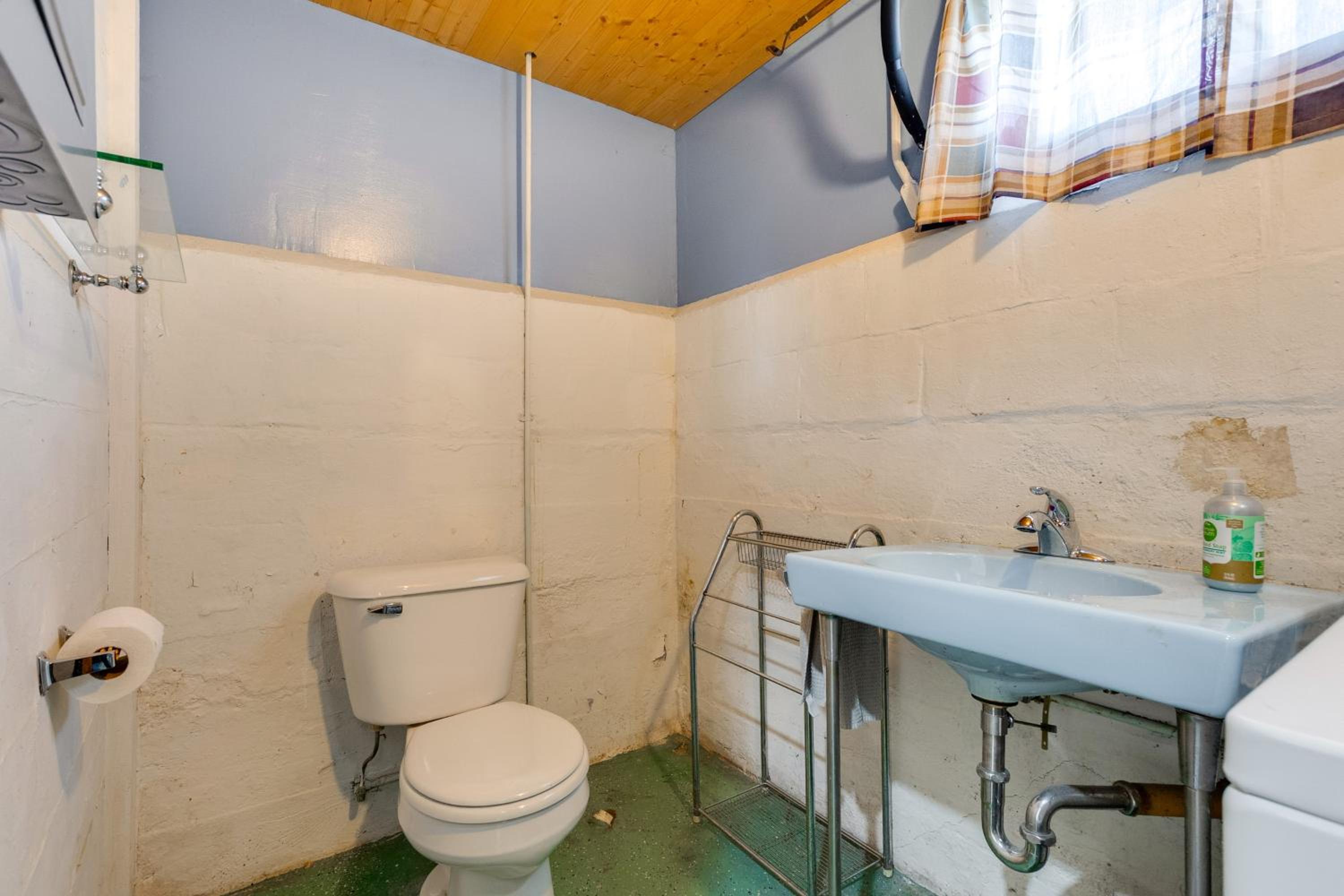 Pet Friendly! Steps to Beach - Lakeview Cottage