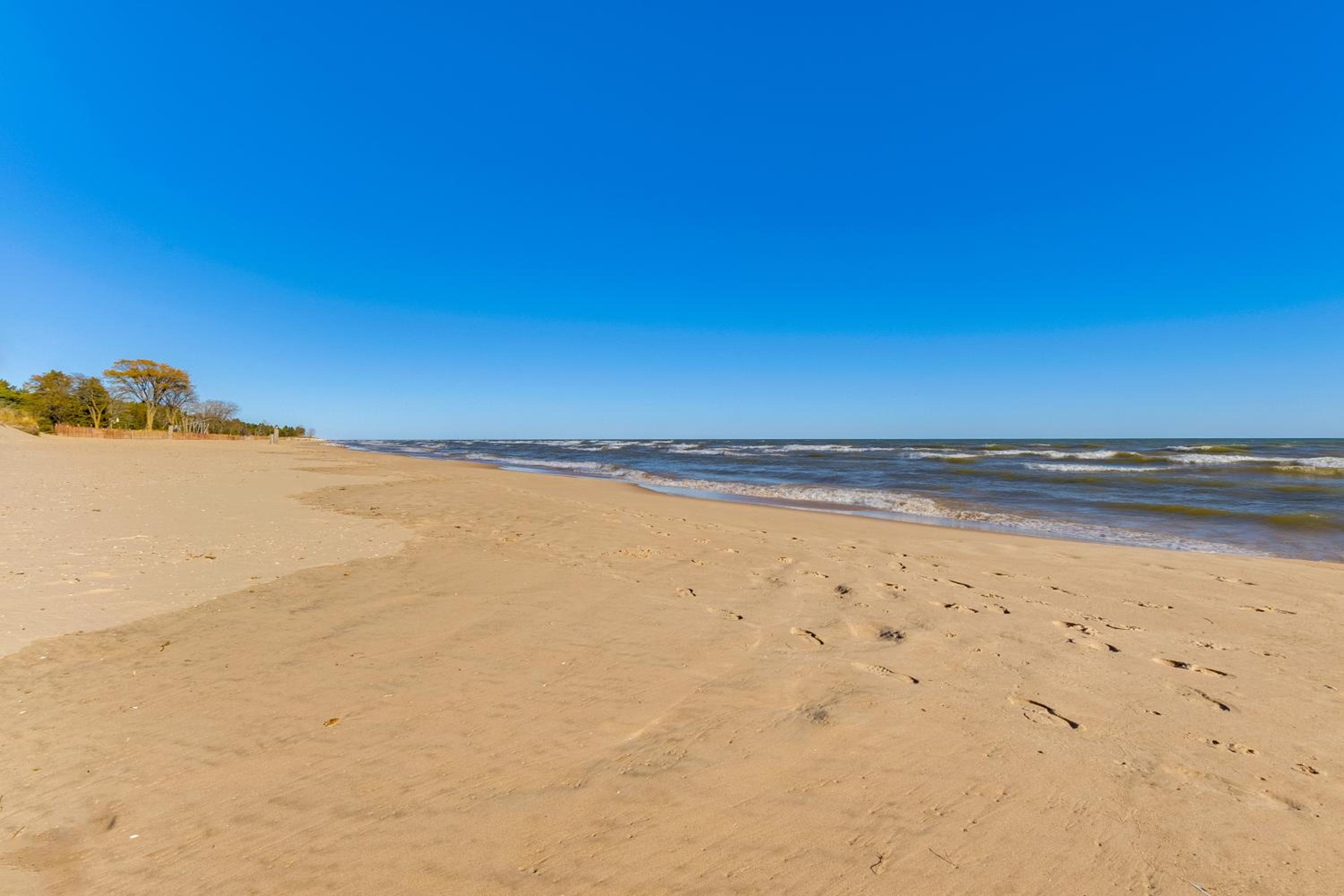 Pet Friendly! Steps to Beach - Lakeview Cottage