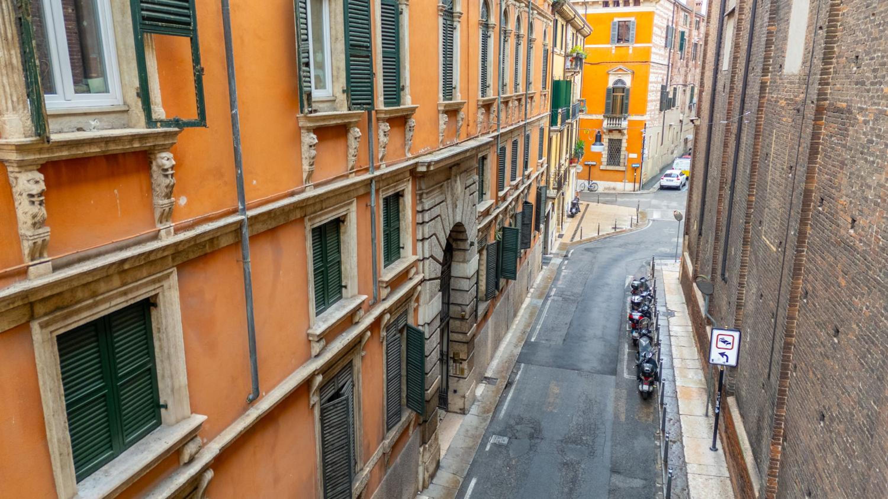 Casa Giulia dietro Porta Borsari