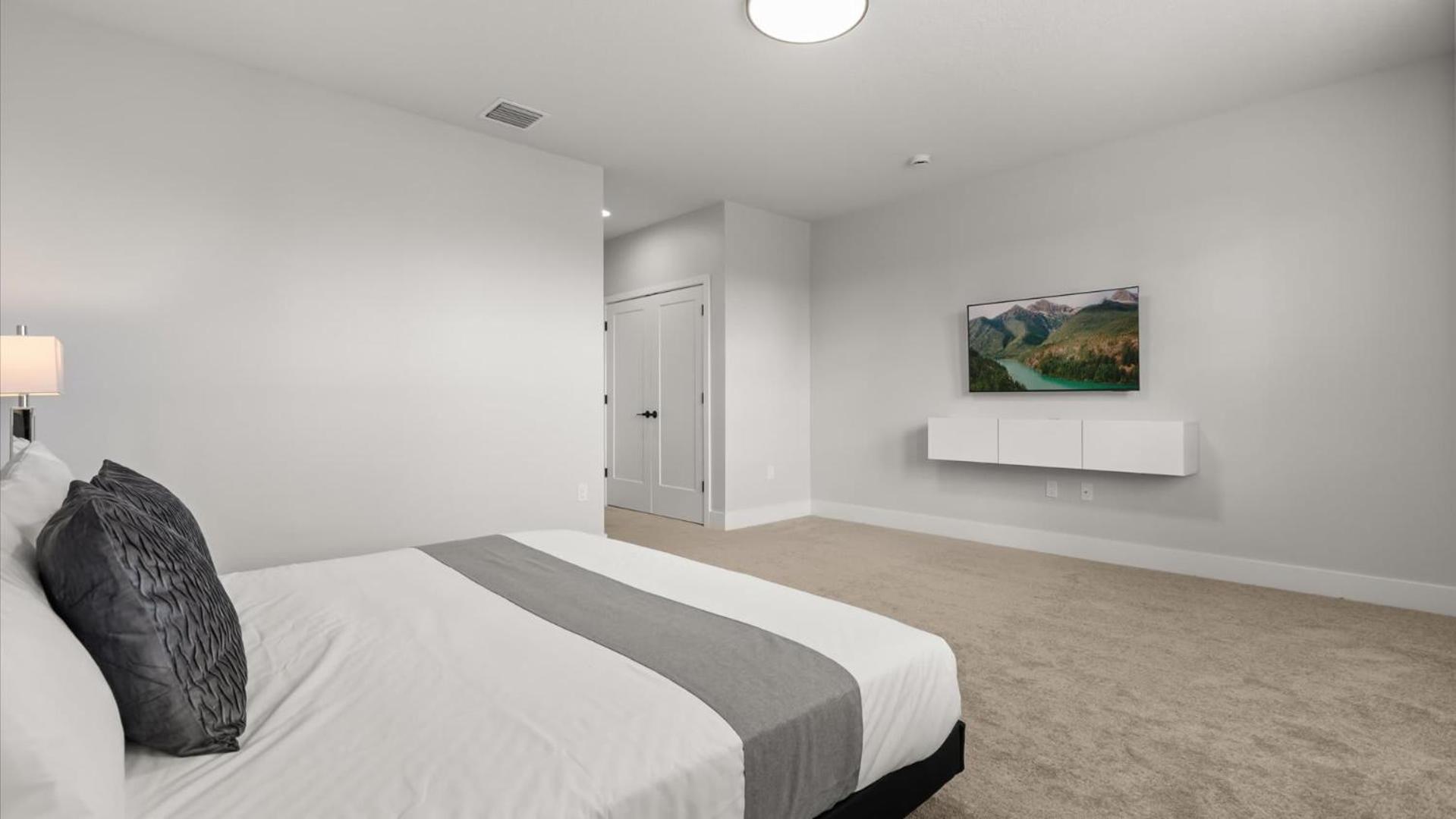 Stunning Townhome with Private Pool & Games Room