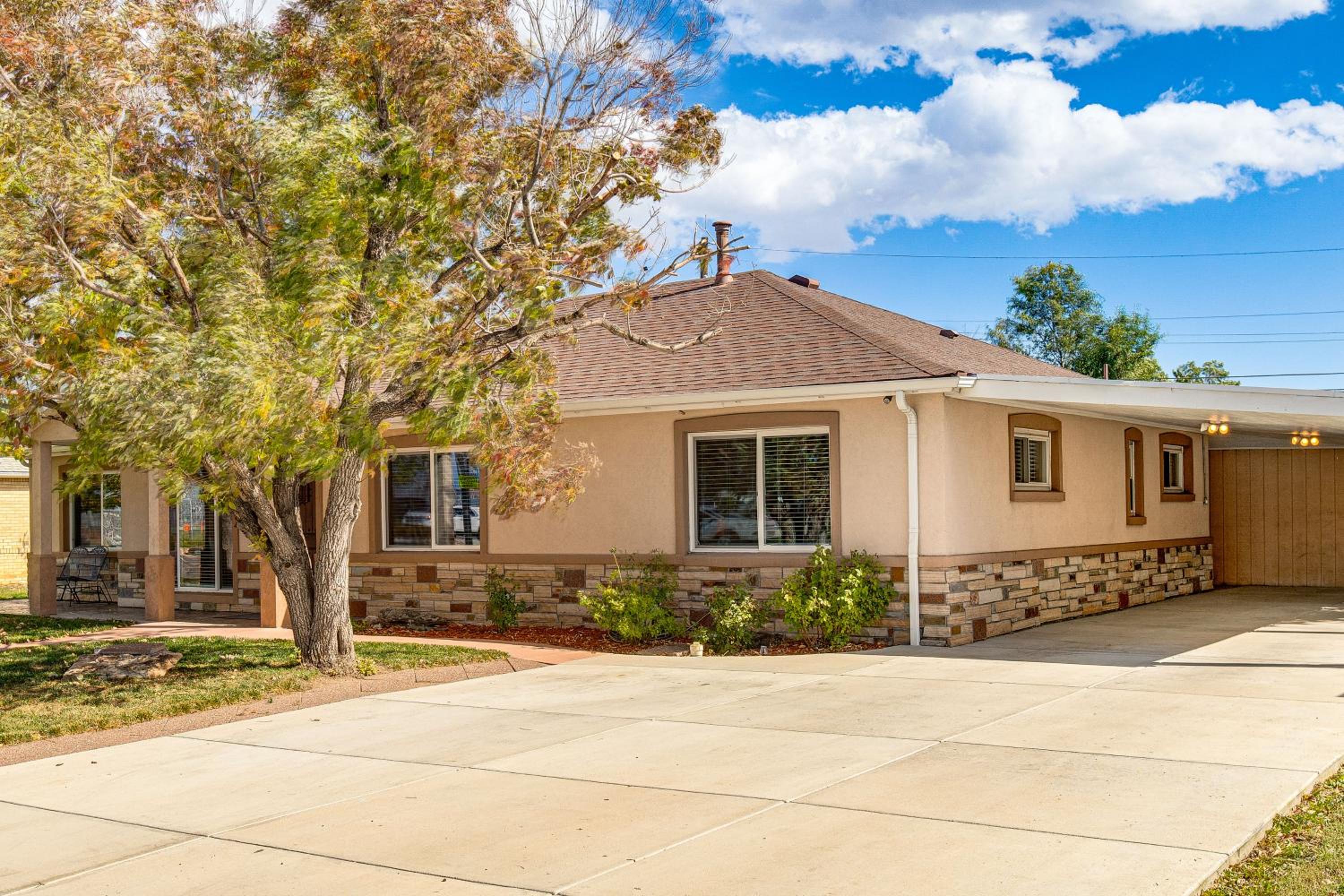 Suburban Home 9 Mi to Dtwn Denver Outdoor Oasis!